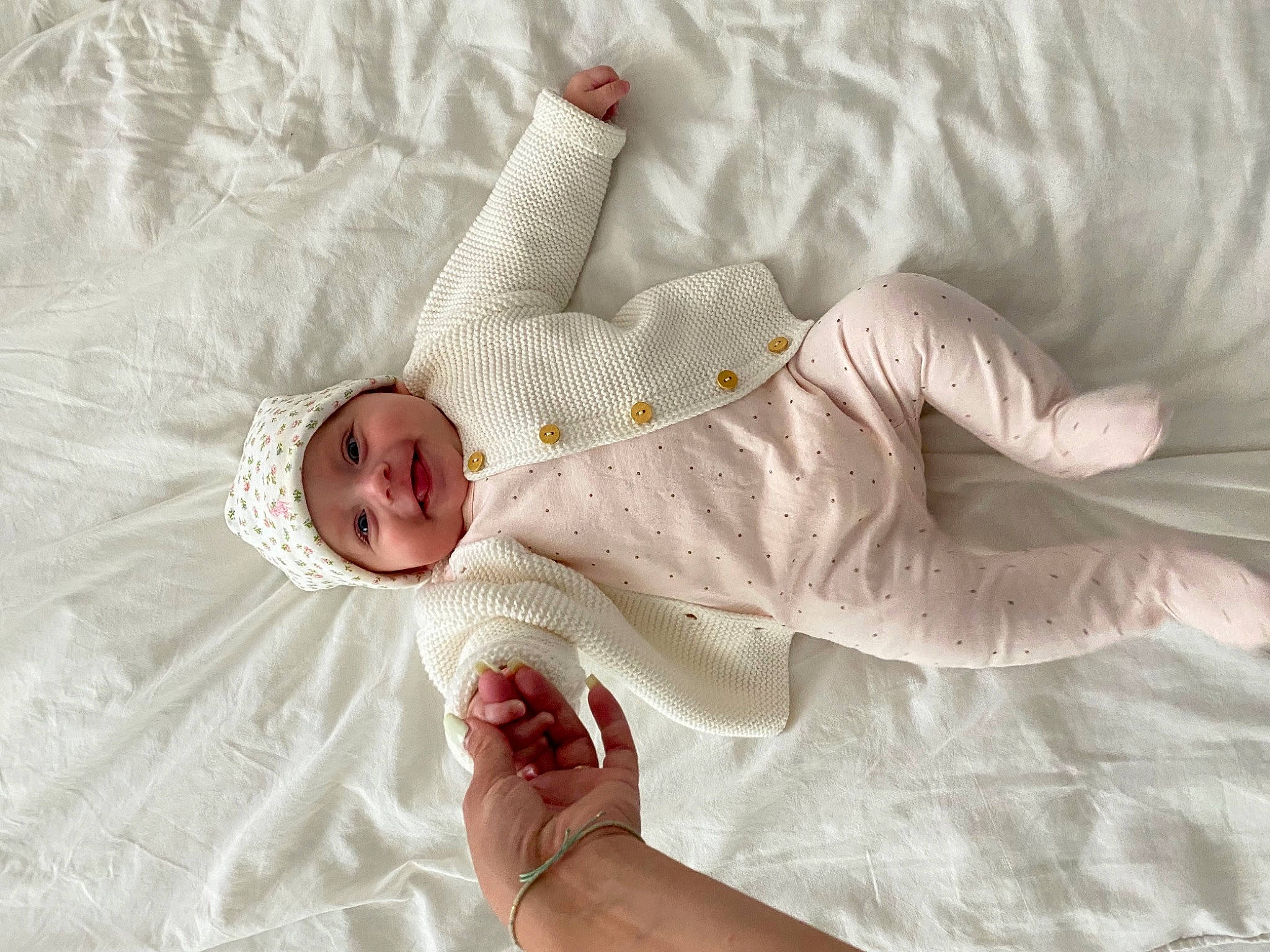 Louisa participe au concours pour gagner de l'argent avec cette photo : arm, baby, baby_products, baby_sleeping, baby_toddler_clothing, bed, bed_sheet, bedding, bedtime, child, comfort, event, gesture, hand, headwear, joy, leg, linens, pattern, person