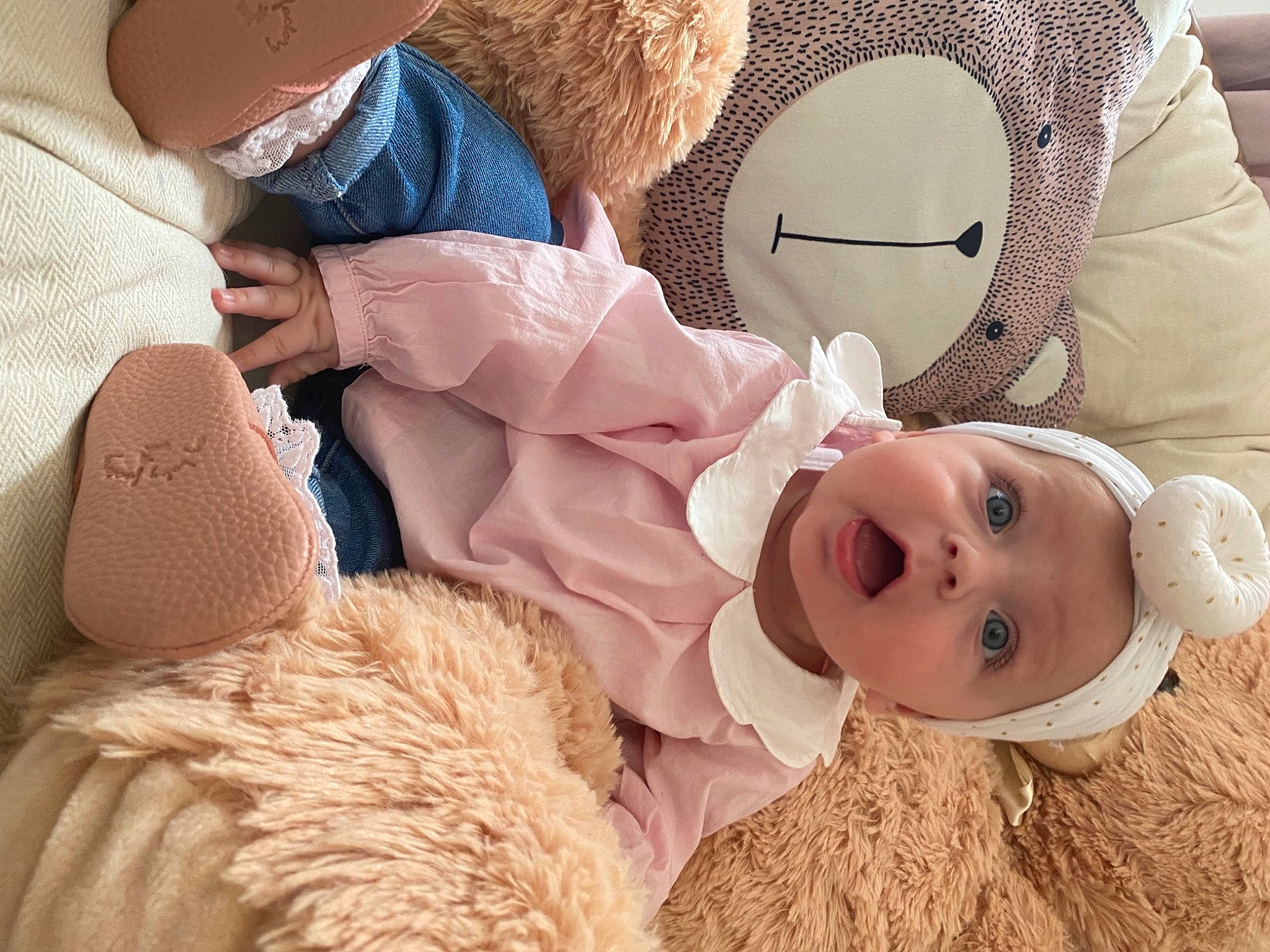 Louisa a rejoint le concours — aidez-le/la à gagner de superbes lots ! baby_sleeping, baby_toddler_clothing, cap, child, comfort, fashion_accessory, fur, happy, hat, headgear, person, plush, skin, smile, stuffed_toy, sun_hat, surprise, teddy_bear, textile, toddler