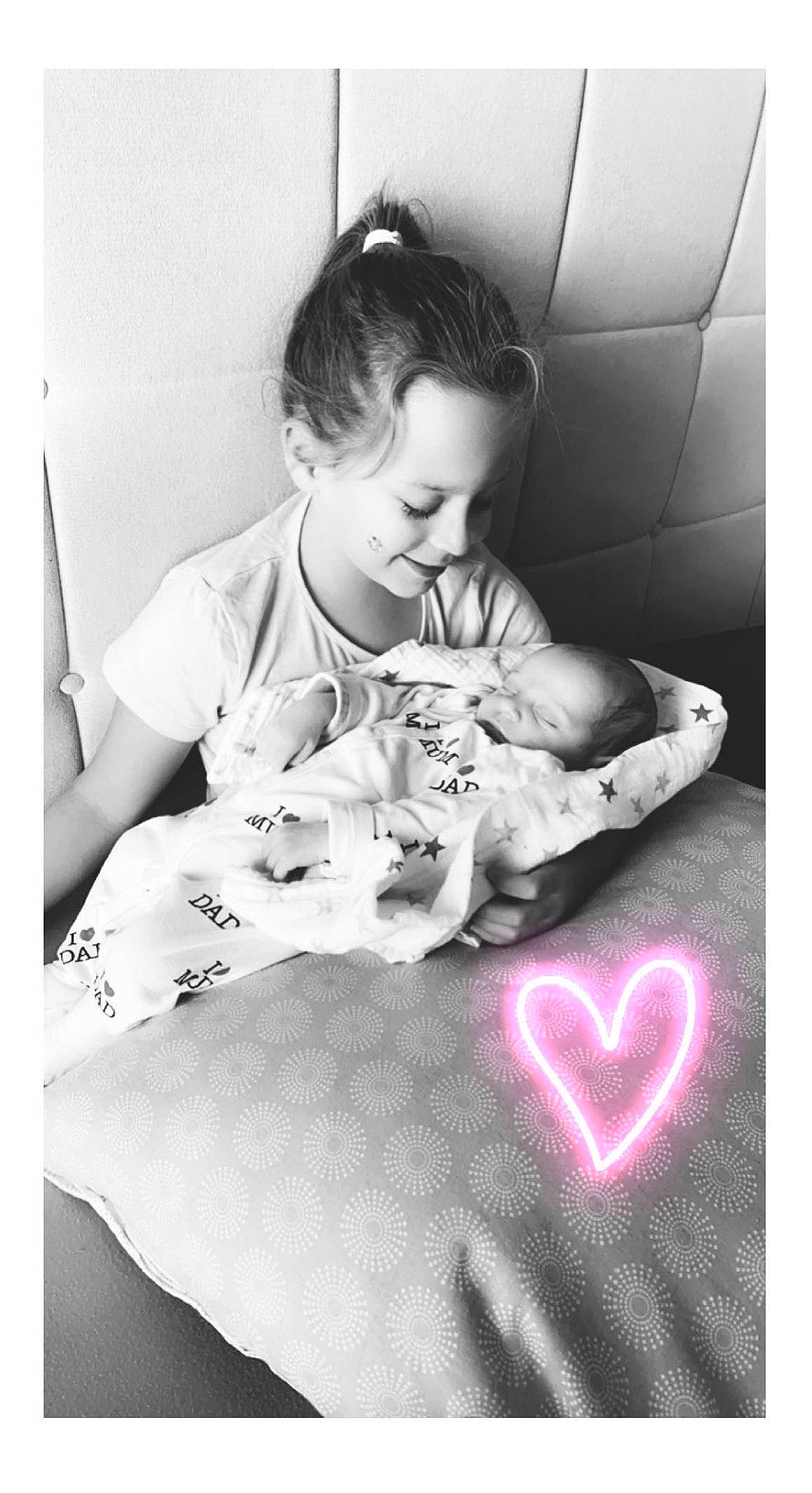 Nerea participe au concours pour gagner de l'argent avec cette photo : arm, baby, beauty, carnivore, cat, child, comfort, companion_dog, felidae, happy, monochrome, monochrome_photography, organ, person, small_to_medium_sized_cats, smile, snapshot, style, toddler, whiskers