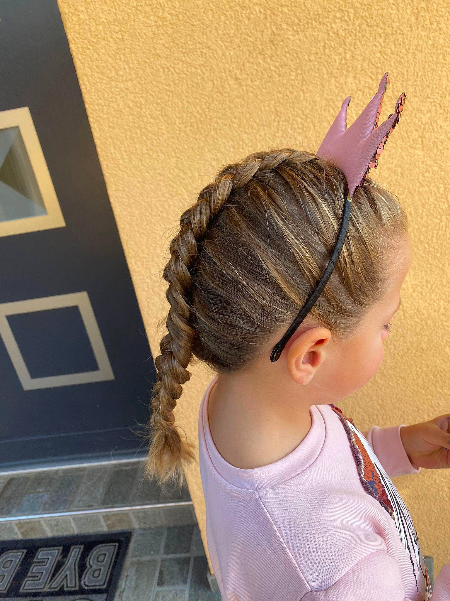 Nerea a rejoint le concours — aidez-le/la à gagner de superbes lots ! black_hair, braid, brown_hair, chignon, child, ear, eyebrow, eyelash, fashion_accessory, fashion_design, hair_accessory, hair_coloring, hair_tie, headpiece, long_hair, neck, paint, pattern, person, pigtail