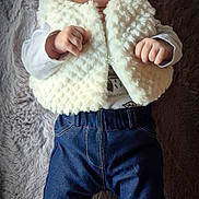 Thaïs participe au concours pour gagner de l'argent avec cette photo : baby, infant, child, clothing, vest, pants, booties, knitted, blanket, soft, cute, sleepwear, newborn, lying_down, portrait, indoor, warm, cozy, small_hands, curious