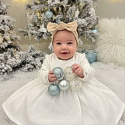 Thaïs participe au concours pour gagner de l'argent avec cette photo : baby, candid, celebration, child, christmas_tree, decorations, festive, glowing_stars, happy, headband, holiday_decor, indoor, ornaments, portrait, silver_balls, smiling, snow_effect, toddler, white_dress, winter_theme