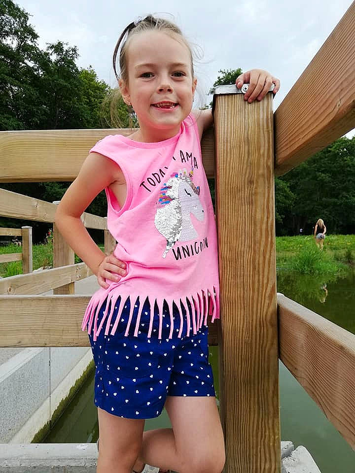 Lina participe au concours pour gagner de l'argent avec cette photo : abdomen, child, clothing, day, fun, girl, joint, joy, leg, neck, person, pink, shorts, shoulder, smile, summer, swimwear, t_shirt, textile, toddler