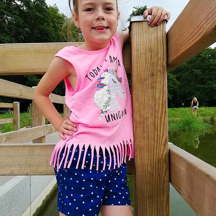 Lina participe au concours pour gagner de l'argent avec cette photo : abdomen, child, clothing, day, fun, girl, joint, joy, leg, neck, person, pink, shorts, shoulder, smile, summer, swimwear, t_shirt, textile, toddler