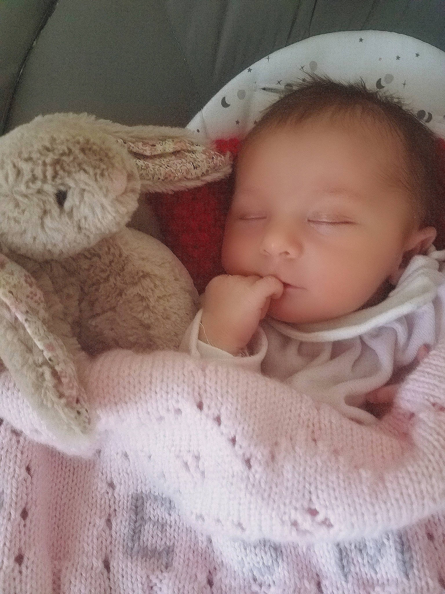 Esmée a rejoint le concours — aidez-le/la à gagner de superbes lots ! arm, baby, baby_sleeping, baby_toddler_clothing, cheek, comfort, ear, eye, finger, hand, head, headgear, human_body, iris, lip, mouth, nose, person, skin, textile