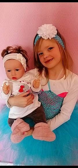 Flora participe au concours pour gagner de l'argent avec cette photo : arm, baby_toddler_clothing, child, clothing, dress, face, gesture, hand, happy, head, headgear, headpiece, headwear, human_body, iris, joy, person, pink, skin, smile