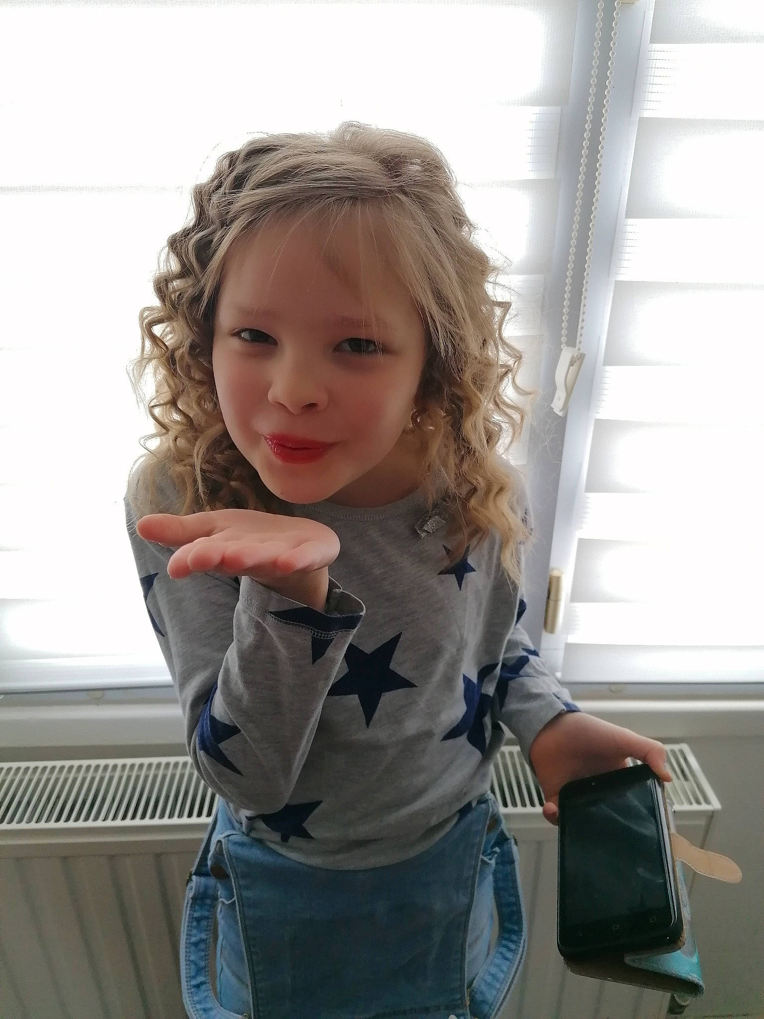 Flora a rejoint le concours — aidez-le/la à gagner de superbes lots ! baby_toddler_clothing, bag, blond, child, denim, elbow, electric_blue, happy, joint, luggage_and_bags, person, shoulder, skin, sleeve, smile, standing, t_shirt, toddler, travel, waist