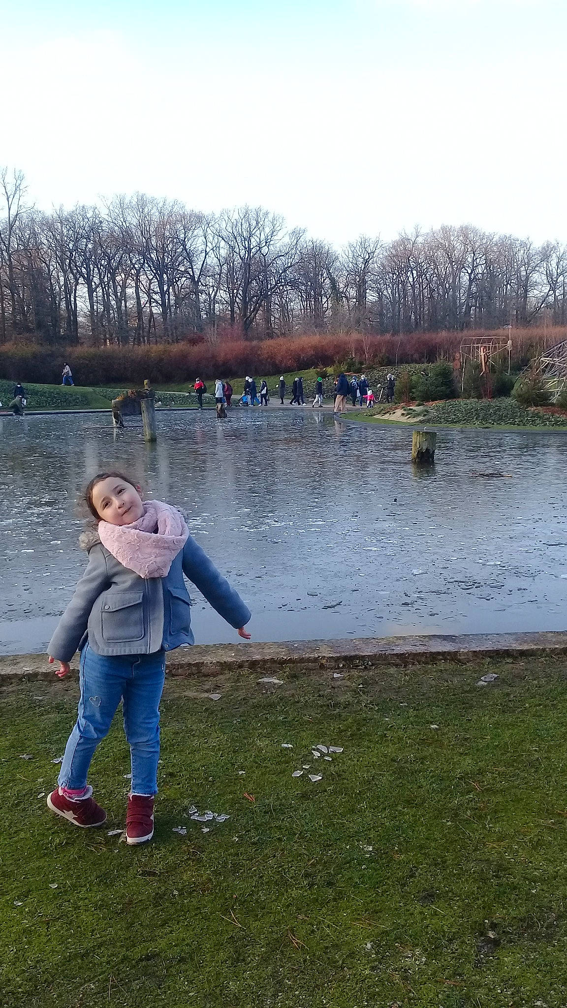 Tatiana a rejoint le concours — aidez-le/la à gagner de superbes lots ! cherry_blossom, fun, grass, grass_family, grassland, lacustrine_plain, lake, lake_district, landscape, leisure, natural_landscape, people_in_nature, person, plant, recreation, reflection, reservoir, sky, tree, water
