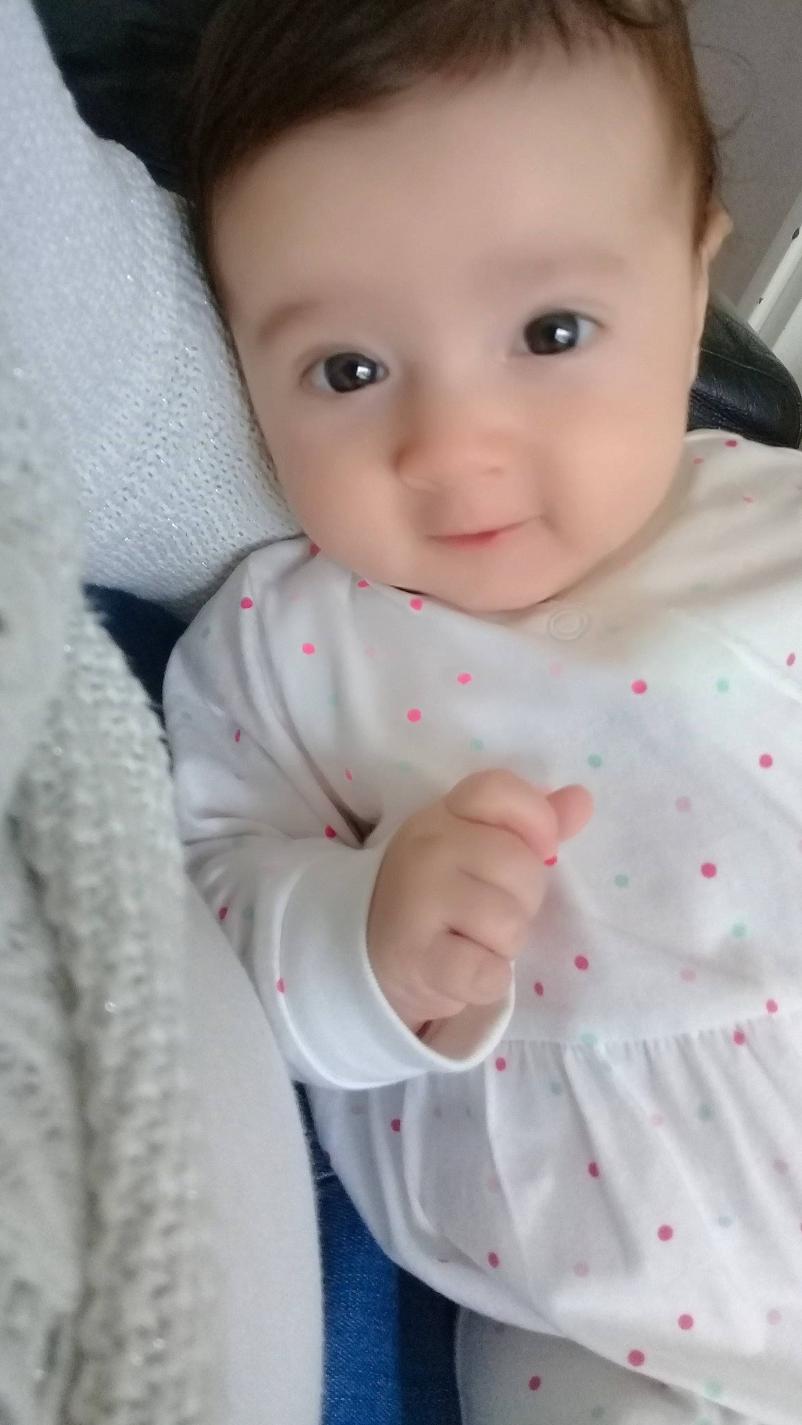 Léana participe au concours pour gagner de l'argent avec cette photo : baby, baby_products, baby_toddler_clothing, cheek, child, eye, eyebrow, face, iris, lip, nightwear, person, pink, skin, sleeve, toddler