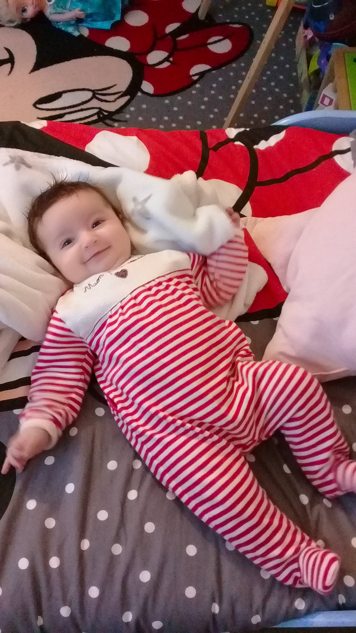 Léana participe au concours pour gagner de l'argent avec cette photo : baby, baby_products, baby_toddler_clothing, bedtime, child, comfort, joy, person, plush, polka_dot, sock, stuffed_toy, toddler