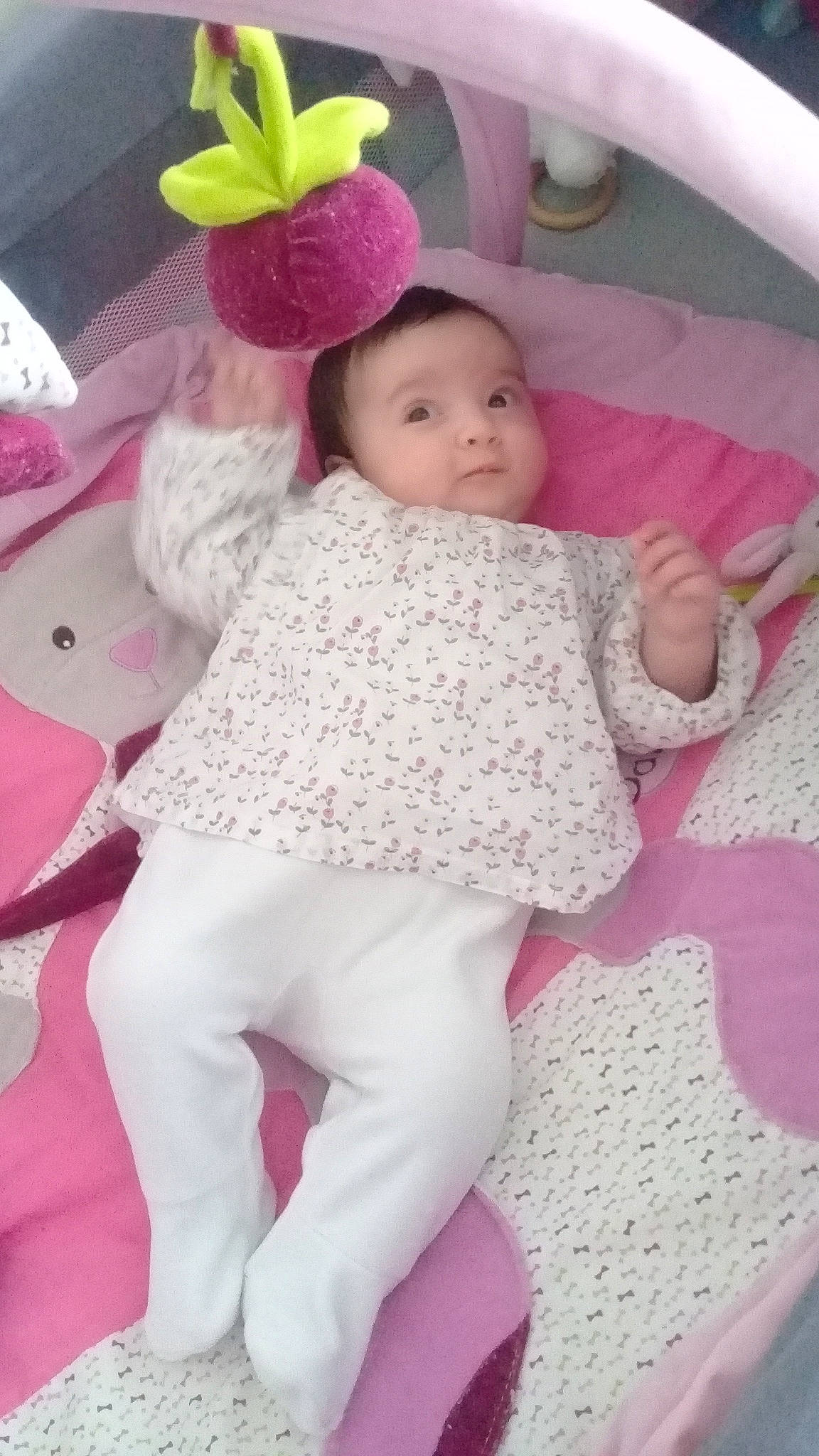 Léana a rejoint le concours — aidez-le/la à gagner de superbes lots ! baby, baby_products, baby_toddler_clothing, baby_toys, child, linens, person, pink, plush, purple, stuffed_toy