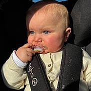 Charly participe au concours pour gagner de l'argent avec cette photo : baby, infant, child, pacifier, blue_eyes, car_seat, harness, seatbelt, sweater, knitwear, hand, sunlight, portrait, closeup, blond_hair, rosy_cheeks, car_interior, buckle, cozy, looking_away
