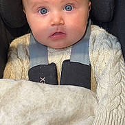 Charly a rejoint le concours — aidez-le/la à gagner de superbes lots ! baby, infant, child, blue_eyes, car_seat, seat_belt, knit_sweater, blanket, hand, portrait, closeup, cute, buckle, straps, soft_texture, indoors, gaze, expression, face, clothing