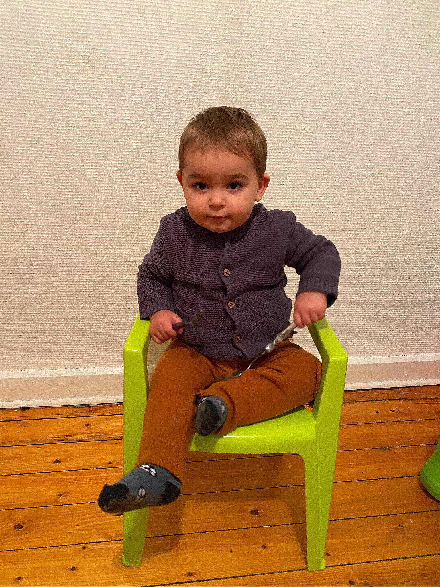 Noé a rejoint le concours — aidez-le/la à gagner de superbes lots ! baby, child, furniture, person, play, sitting, stool, toddler, vacation