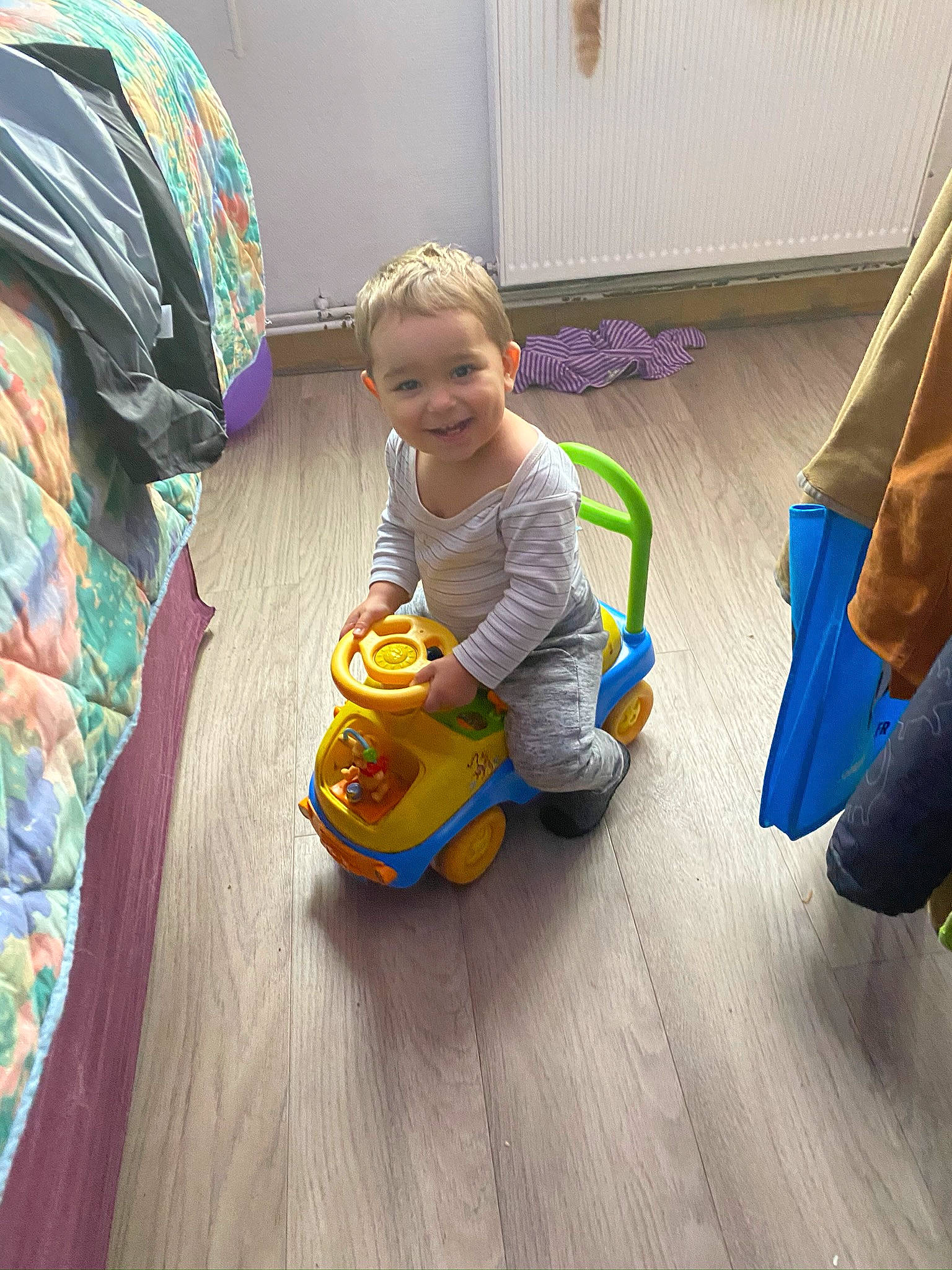 Noé a rejoint le concours — aidez-le/la à gagner de superbes lots ! child, floor, flooring, fun, hardwood, joy, outerwear, person, play, sitting, toddler, vacation, wood