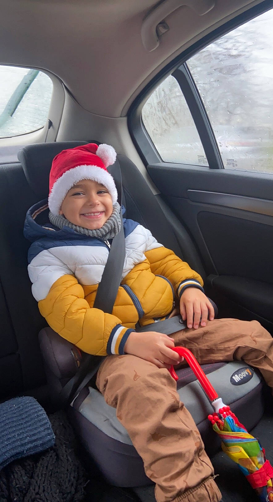 Noé a rejoint le concours — aidez-le/la à gagner de superbes lots ! auto_part, automotive_design, automotive_exterior, automotive_window_part, car, car_seat, car_seat_cover, family_car, headwear, joy, luxury_vehicle, mode_of_transport, motor_vehicle, person, plant, seat_belt, smile, steering_part, steering_wheel, toddler