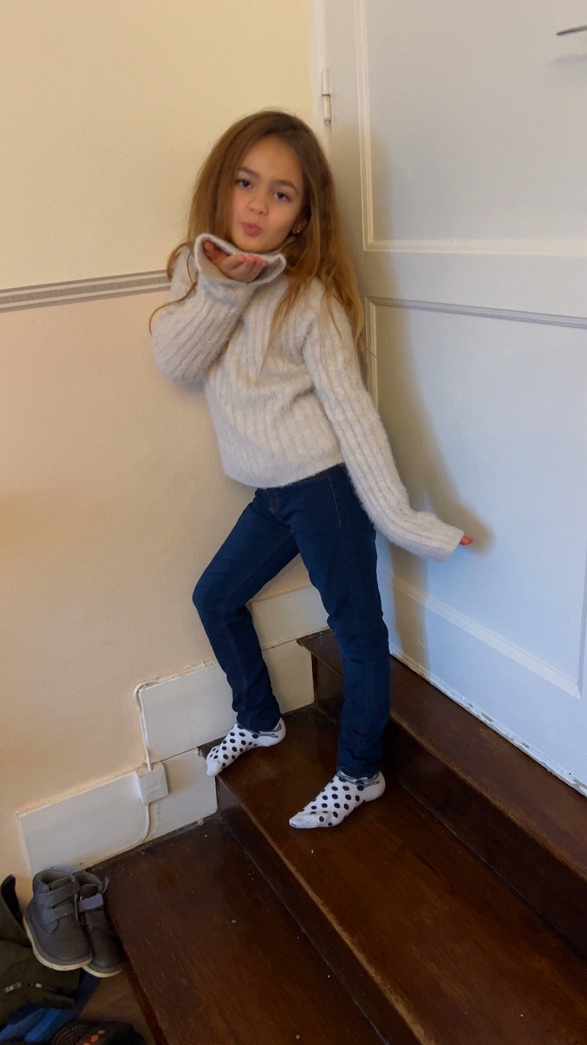 Milla participe au concours pour gagner de l'argent avec cette photo : blazer, blond, denim, dress_shirt, electric_blue, fashion_design, flooring, hardwood, human_leg, jeans, joint, knee, leg, person, sleeve, smile, sportswear, standing, thigh, waist