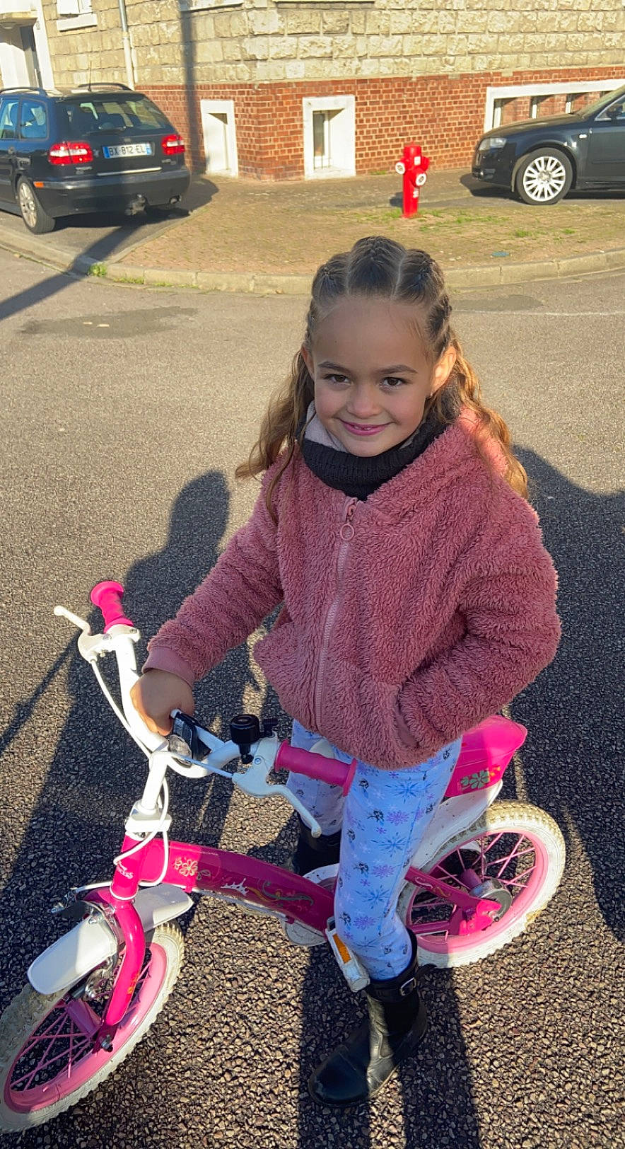 Milla a rejoint le concours — aidez-le/la à gagner de superbes lots ! asphalt, automotive_tire, bicycle, bicycle_tire, bicycle_wheel, bicycles_equipment_and_supplies, child, cool, facial_expression, fun, joy, land_vehicle, person, pink, product, public_space, shoe, smile, tire, toddler