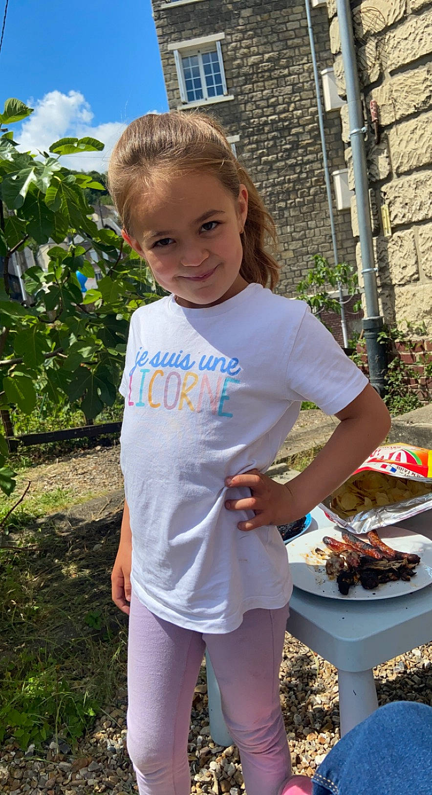 Milla a rejoint le concours — aidez-le/la à gagner de superbes lots ! child, cooking, face, fun, garden, grass, happy, joy, leaf, leisure, person, plant, play, recreation, sky, sleeve, smile, soil, summer, t_shirt