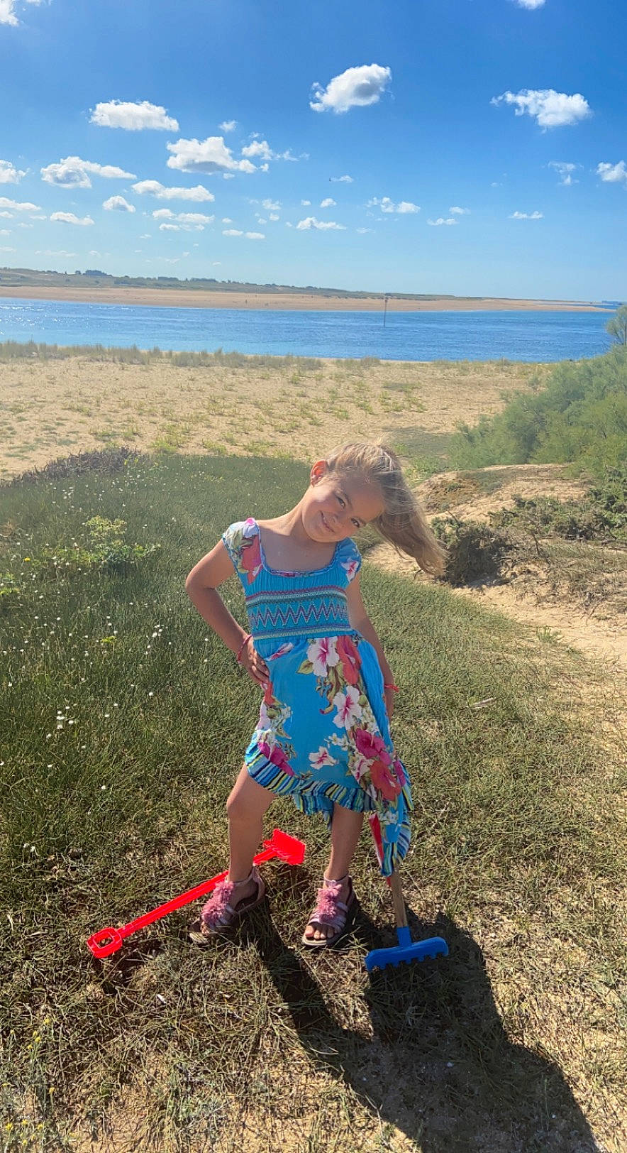 Milla participe au concours pour gagner de l'argent avec cette photo : azure, blue, cloud, coastal_and_oceanic_landforms, ecoregion, fun, grass, grass_family, grassland, happy, horizon, joy, landscape, leisure, natural_environment, people_in_nature, person, plant, sky, summer