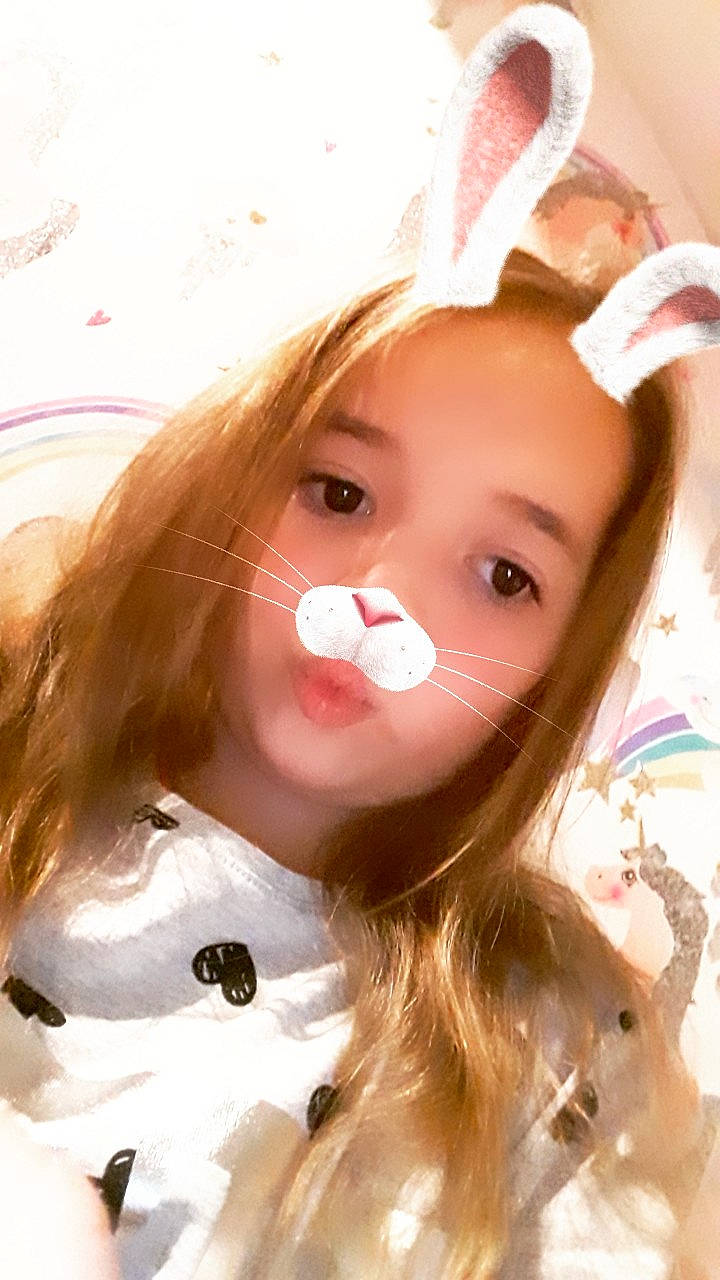 Jade participe au concours pour gagner de l'argent avec cette photo : bangs, cheek, child, chin, costume_hat, doll, eye, eyebrow, eyelash, hairstyle, happy, hime_cut, iris, lip, nose, person, pink, skin, toy, white