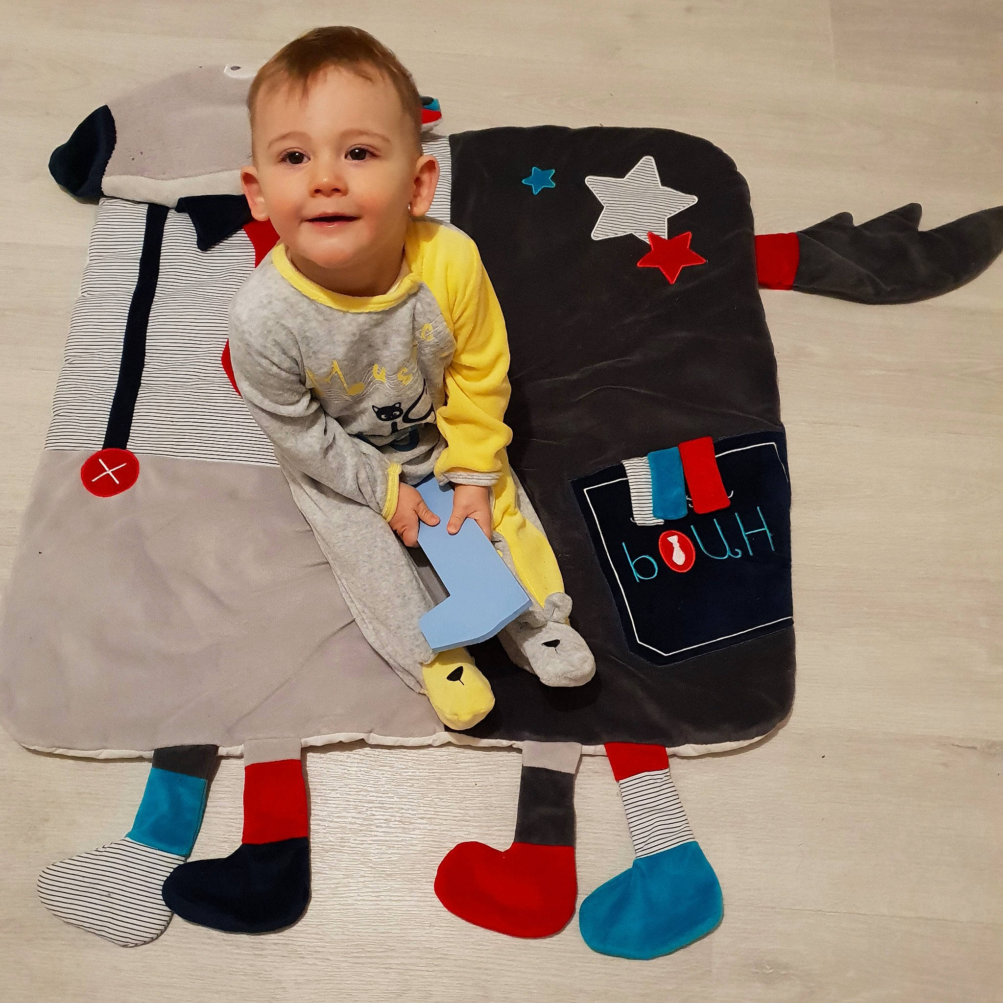 Alaric participe au concours pour gagner de l'argent avec cette photo : child, material, person, play, product, textile, toddler, toy