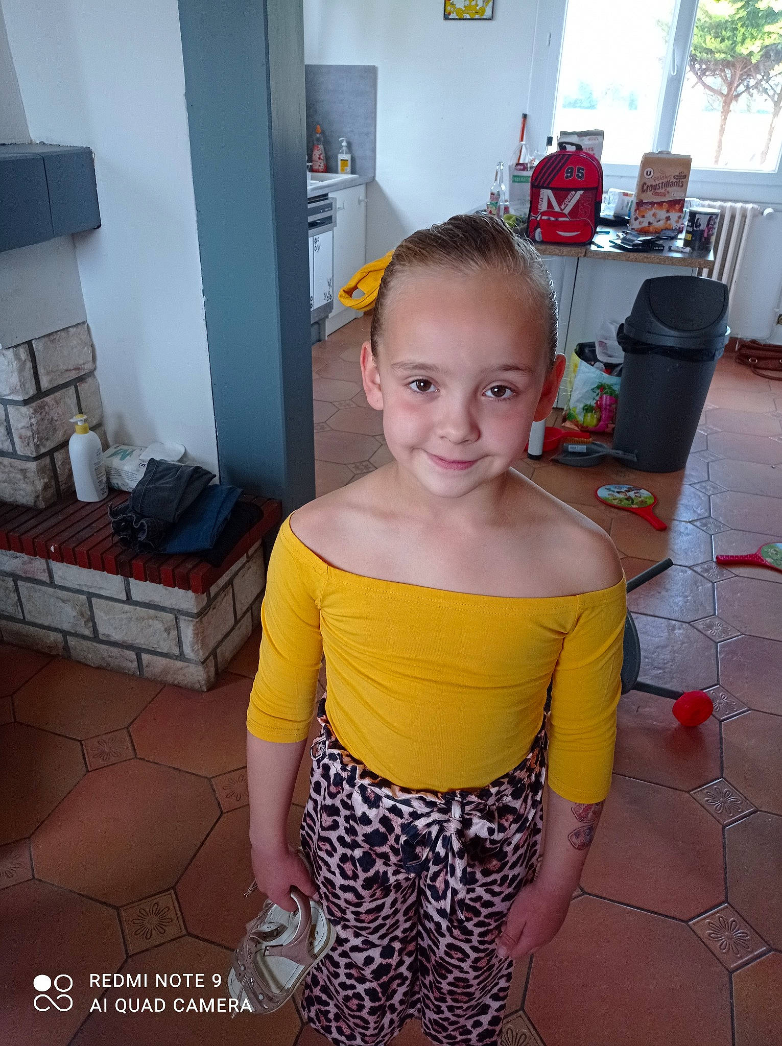 Abigaëlle participe au concours pour gagner de l'argent avec cette photo : child, fashion_design, floor, flooring, fun, gas, hair, hairstyle, happy, head, houseplant, joint, joy, pattern, person, plant, sleeve, smile, standing, t_shirt