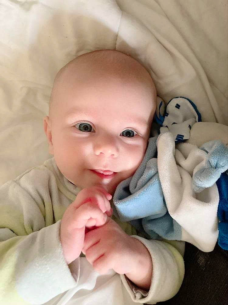 Jules a rejoint le concours — aidez-le/la à gagner de superbes lots ! baby, baby_toddler_clothing, cheek, child, comfort, eye, eyebrow, eyelash, finger, gesture, hand, iris, mammal, nose, person, pink, skin, textile, thumb, toy