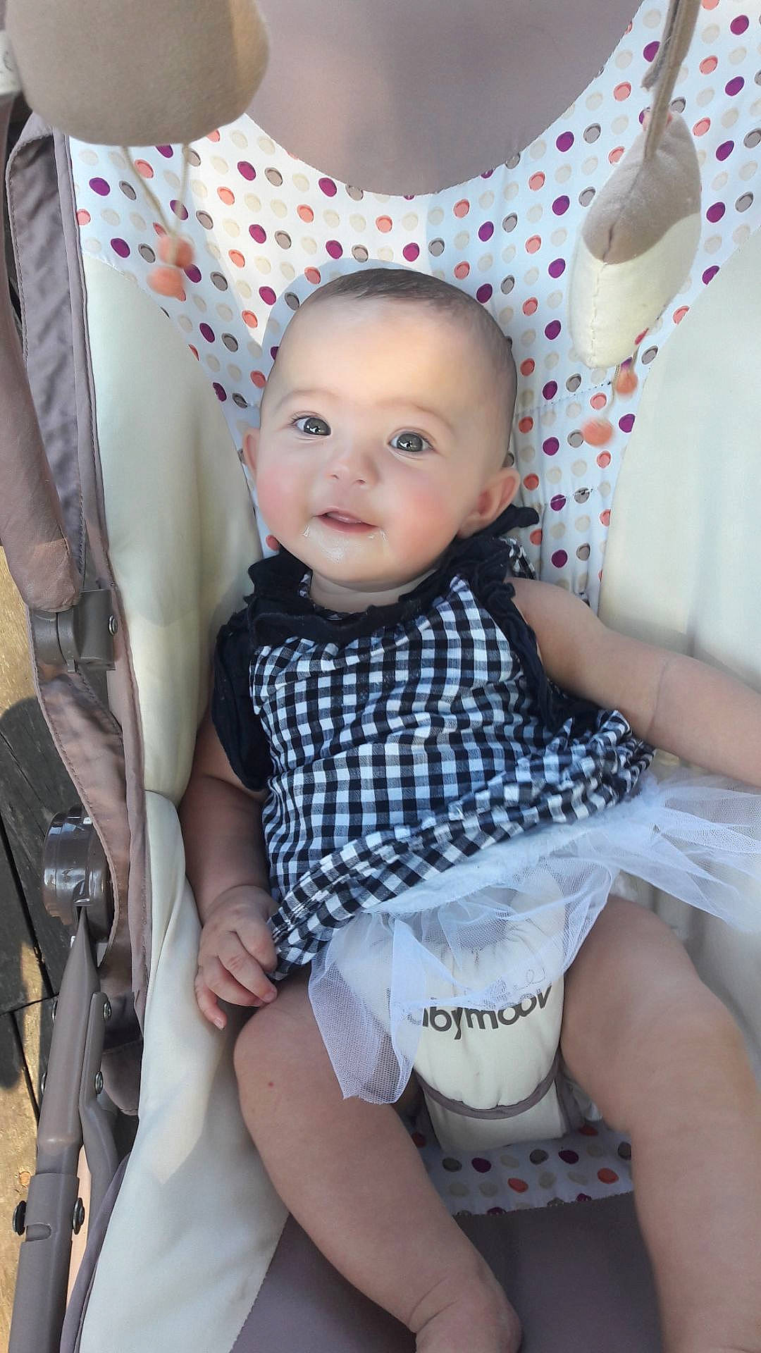 Nina participe au concours pour gagner de l'argent avec cette photo : baby, baby_toddler_clothing, cheek, comfort, eye, face, fashion, hairstyle, happy, head, human, person, pink, product, skin, sleeve, standing, textile, thigh, toddler