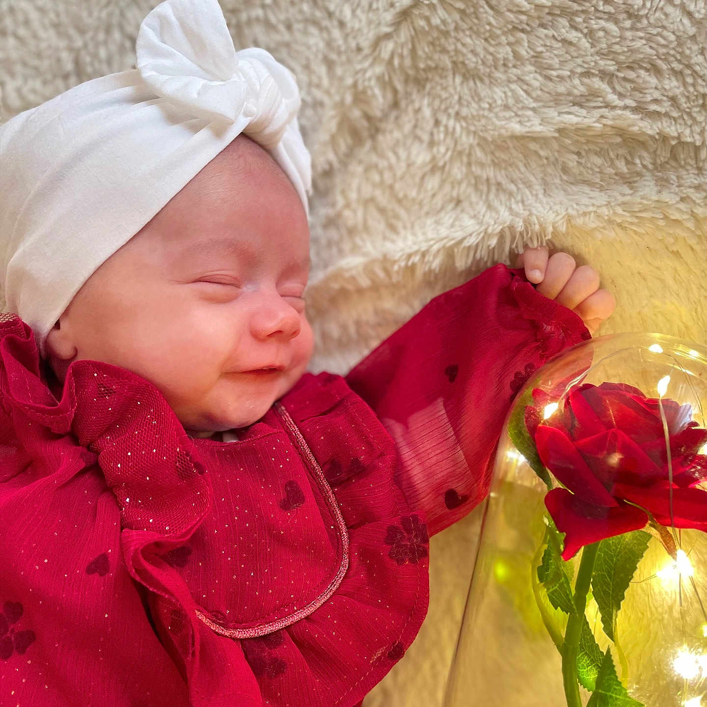 Meï-Lee a rejoint le concours — aidez-le/la à gagner de superbes lots ! baby, bodypart, bonnet, clothing, face, finger, flower, flowerarrangement, flowerbouquet, hand, hat, head, newborn, pattern, person, petal, photography, plant, portrait, rose
