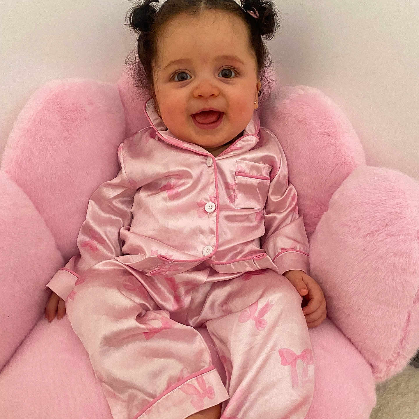 Taslim participe au concours pour gagner de l'argent avec cette photo : baby, chair, child, clothing, cozy, cute, face, feet, hair, happy, indoor, pajamas, person, pigtails, pink, plush, portrait, sitting, smile, soft