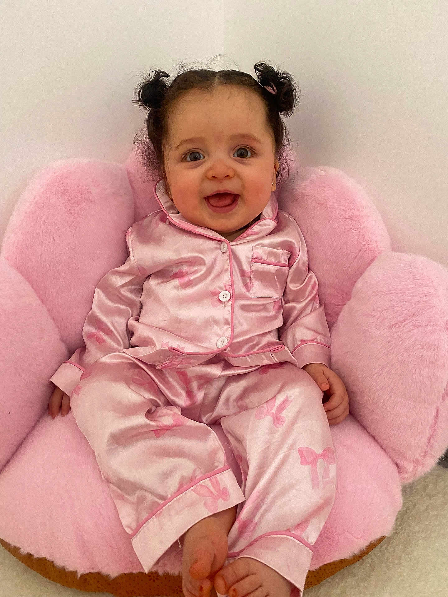 Taslim participe au concours pour gagner de l'argent avec cette photo : baby, child, pajamas, pink, chair, smile, happy, cute, indoor, pigtails, hair, feet, sitting, face, person, soft, plush, cozy, clothing, portrait