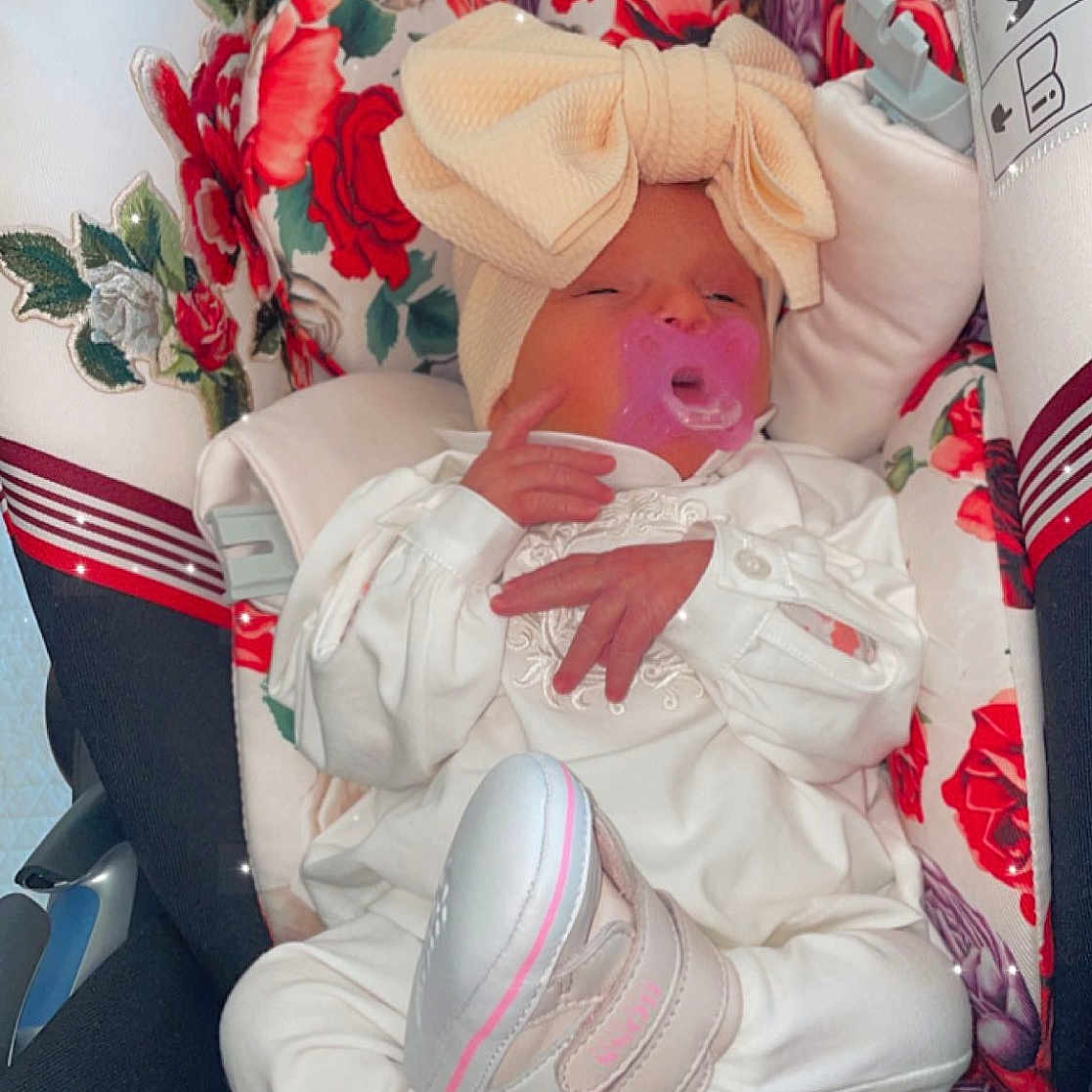 Genessy a rejoint le concours — aidez-le/la à gagner de superbes lots ! baby_products, baby_toddler_clothing, carmine, event, fictional_character, human_leg, linens, pattern, peach, petal, pink, plant, rose, sleeve, thigh, white