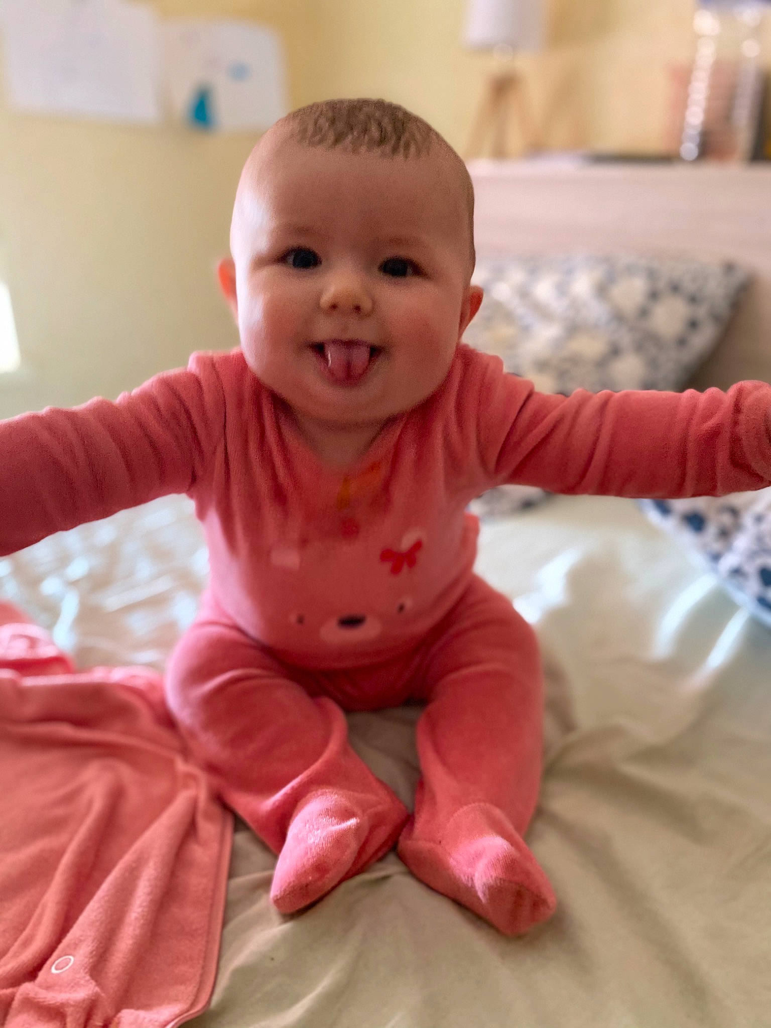 Roxane a rejoint le concours — aidez-le/la à gagner de superbes lots ! baby, baby_toddler_clothing, cheek, child, comfort, finger, flooring, fun, happy, human_body, joy, linens, lip, magenta, person, pink, room, sitting, skin, sleeve