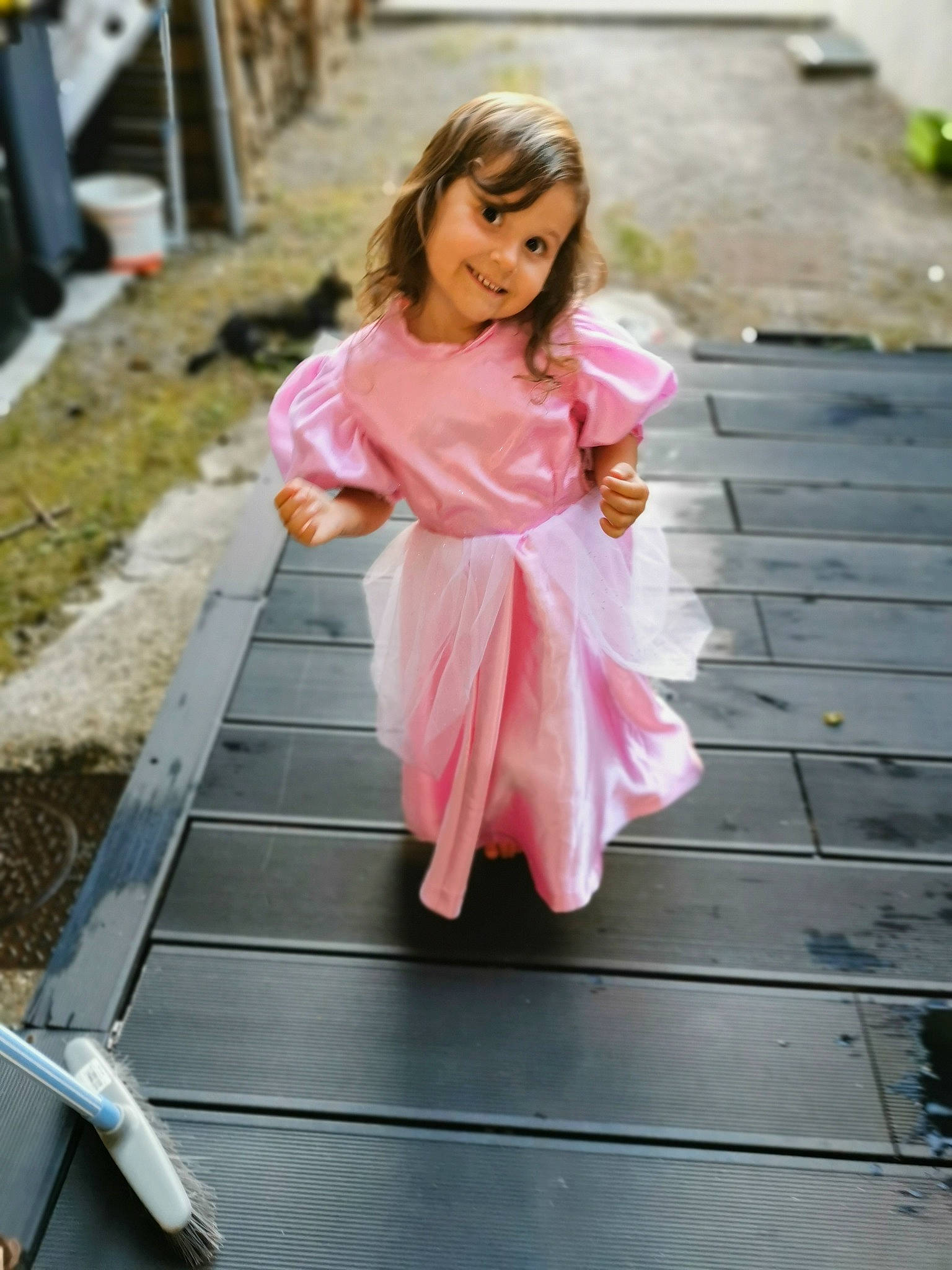 Myla participe au concours pour gagner de l'argent avec cette photo : baby_toddler_clothing, child, child_model, joy, person, pink, toddler, trampoline, trampolining_equipment_and_supplies