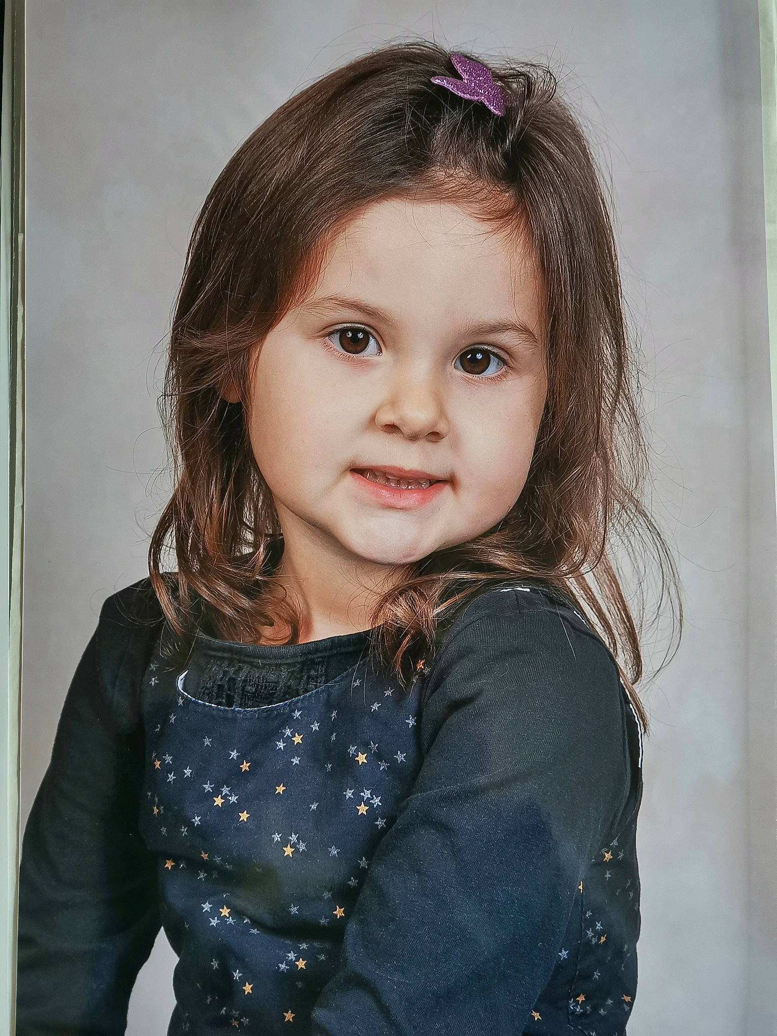 Myla a rejoint le concours — aidez-le/la à gagner de superbes lots ! baby_toddler_clothing, beauty, brown_hair, cheek, child, child_model, clothing, day_dress, embellishment, eye, eyelash, hair, hair_accessory, hairstyle, iris, lip, person, portrait, portrait_photography, sleeve