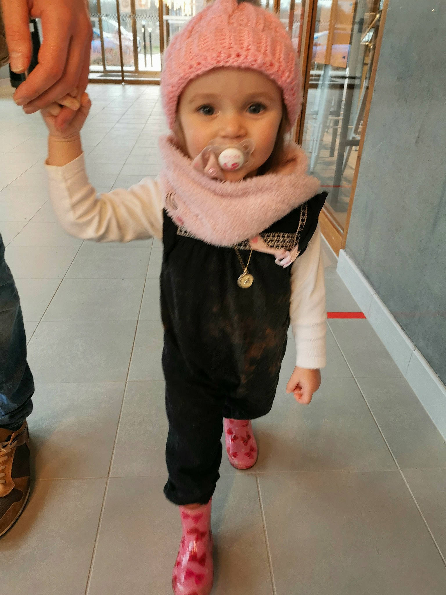 Amy a rejoint le concours — aidez-le/la à gagner de superbes lots ! baby, baby_toddler_clothing, beanie, bonnet, bracelet, brown, cheek, child, finger, foot, gesture, hand, headwear, knit_cap, person, product, skin, sleeve, standing, thumb