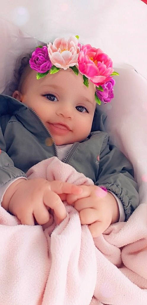 Arinas participe au concours pour gagner de l'argent avec cette photo : baby, baby_sleeping, cheek, child, fashion_accessory, finger, flower, gesture, hair_accessory, hand, headband, headgear, headpiece, nail, person, photography, pink, plant, skin, thumb