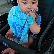 Melyo a rejoint le concours — aidez-le/la à gagner de superbes lots ! baby, child, stroller, spoon, bib, blue, chewing, face, hand, foot, infant, seat, clothing, indoor, person, closeup, curious, sitting, toy, expression