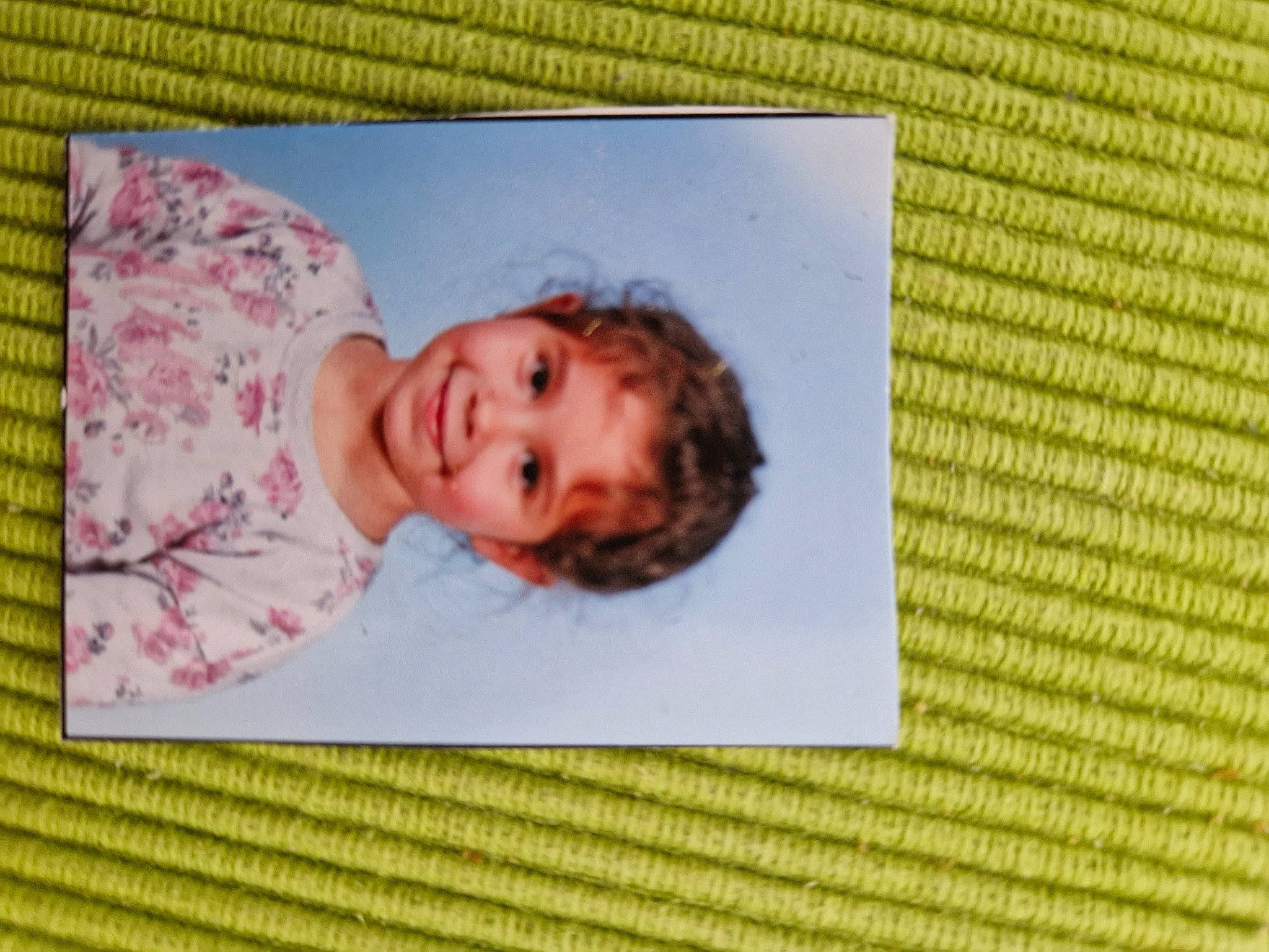 Nora a rejoint le concours — aidez-le/la à gagner de superbes lots ! art, baby, baby_toddler_clothing, child, collectable, font, happy, joy, linens, paper, paper_product, pattern, person, rectangle, room, sleeve, smile, toddler, wood