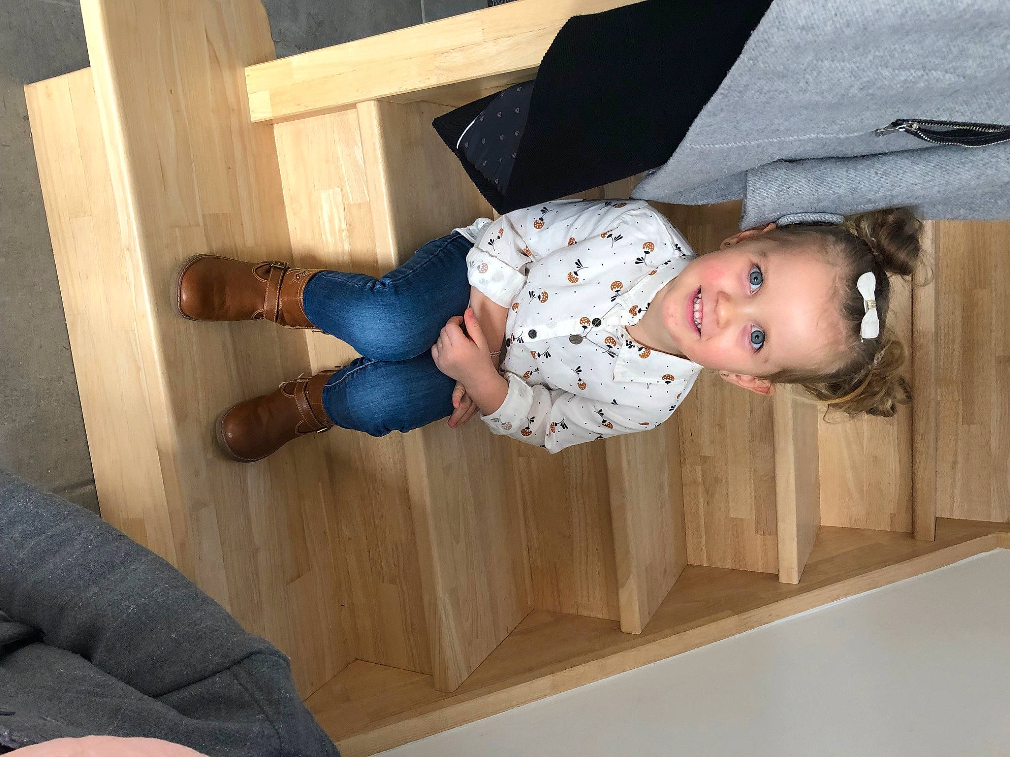 Delphine participe au concours pour gagner de l'argent avec cette photo : baby, baby_toddler_clothing, child, collar, comfort, denim, dress_shirt, flooring, foot, fun, hardwood, hat, jeans, joy, pattern, person, sleeve, smile, toddler, varnish