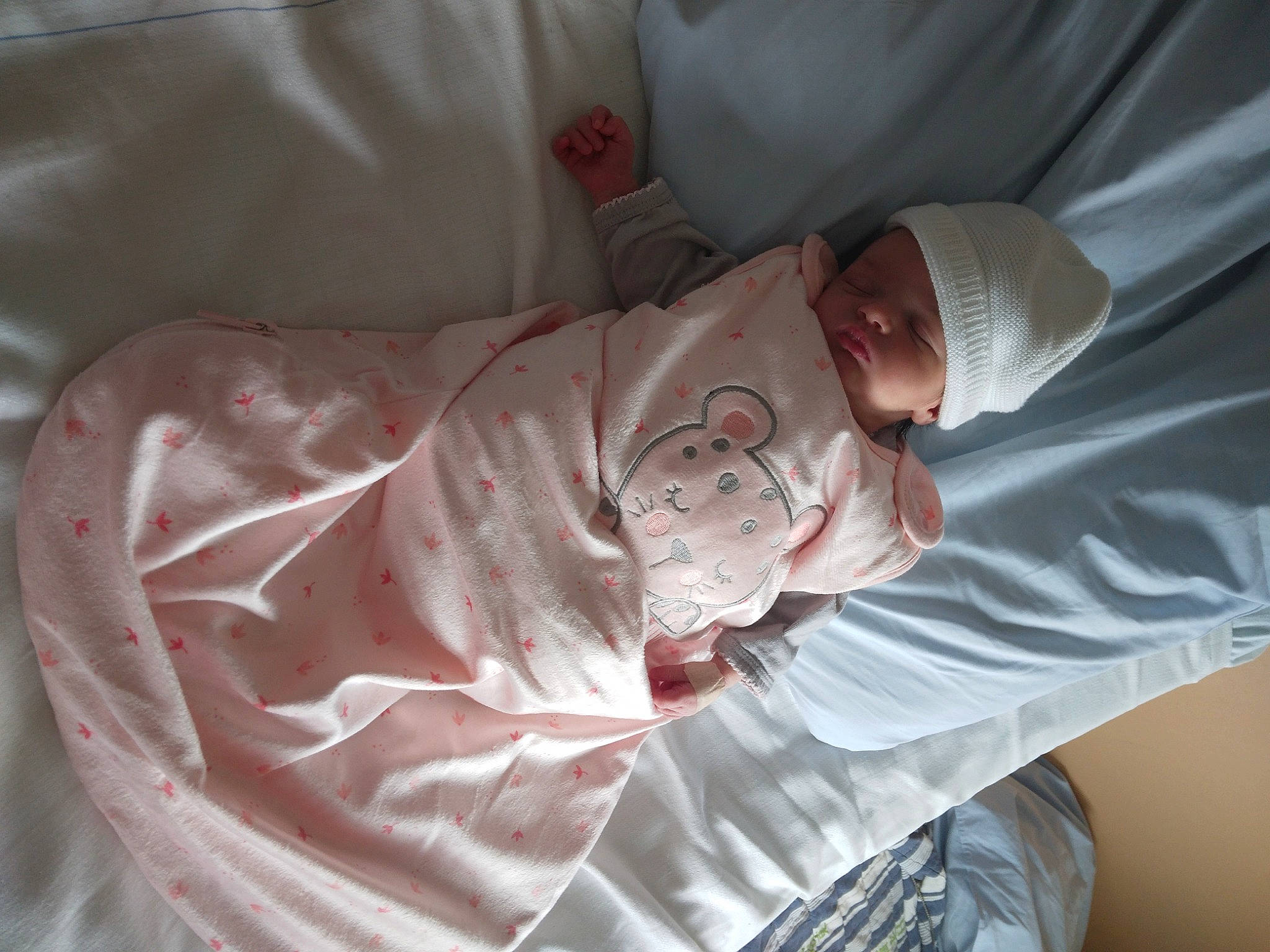 Mallaury a rejoint le concours — aidez-le/la à gagner de superbes lots ! baby, baby_products, baby_toddler_clothing, bedding, carmine, child, comfort, elbow, event, flesh, hat, headwear, human_leg, linens, pattern, person, sleep, sleeve, toddler