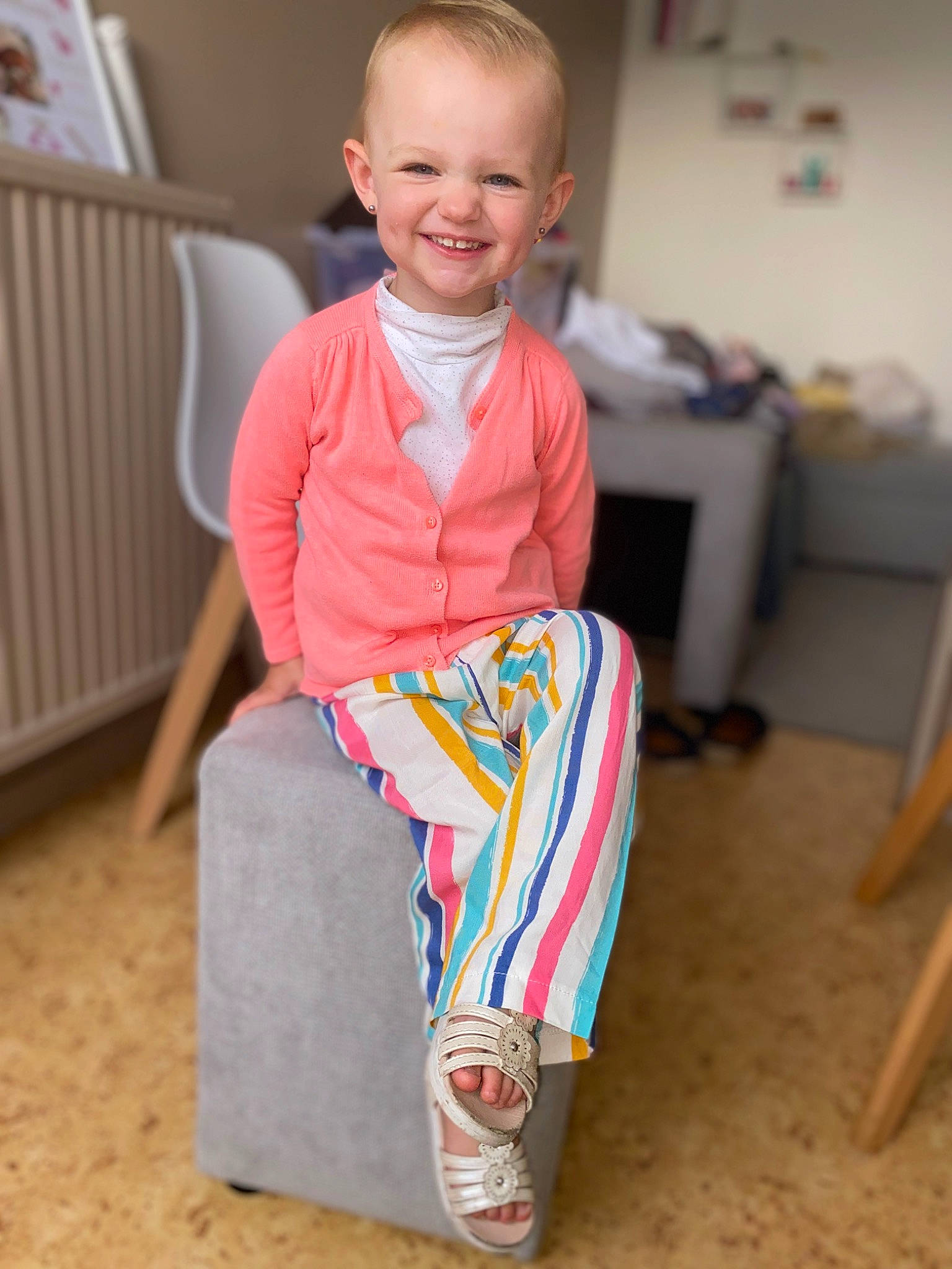 Renesmée participe au concours pour gagner de l'argent avec cette photo : baby, baby_toddler_clothing, chair, child, event, fashion_design, flooring, fun, happy, head, joy, neck, person, play, room, shoulder, sitting, sleeve, smile, t_shirt