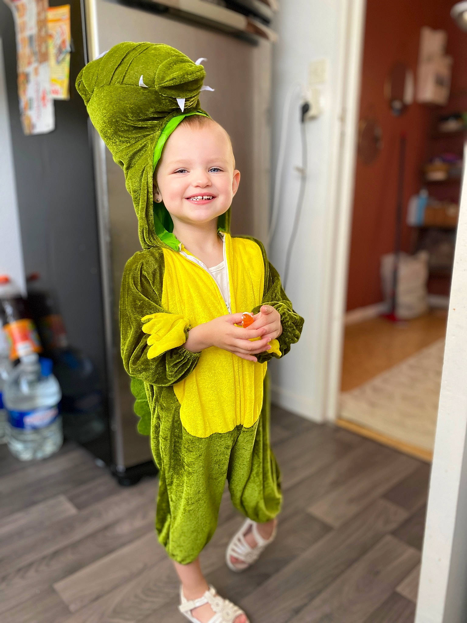 Renesmée a rejoint le concours — aidez-le/la à gagner de superbes lots ! baby_toddler_clothing, child, door, event, fashion_accessory, floor, flooring, fun, happy, hardwood, joy, kindergarten, leisure, person, personal_protective_equipment, play, room, sandal, smile, toddler