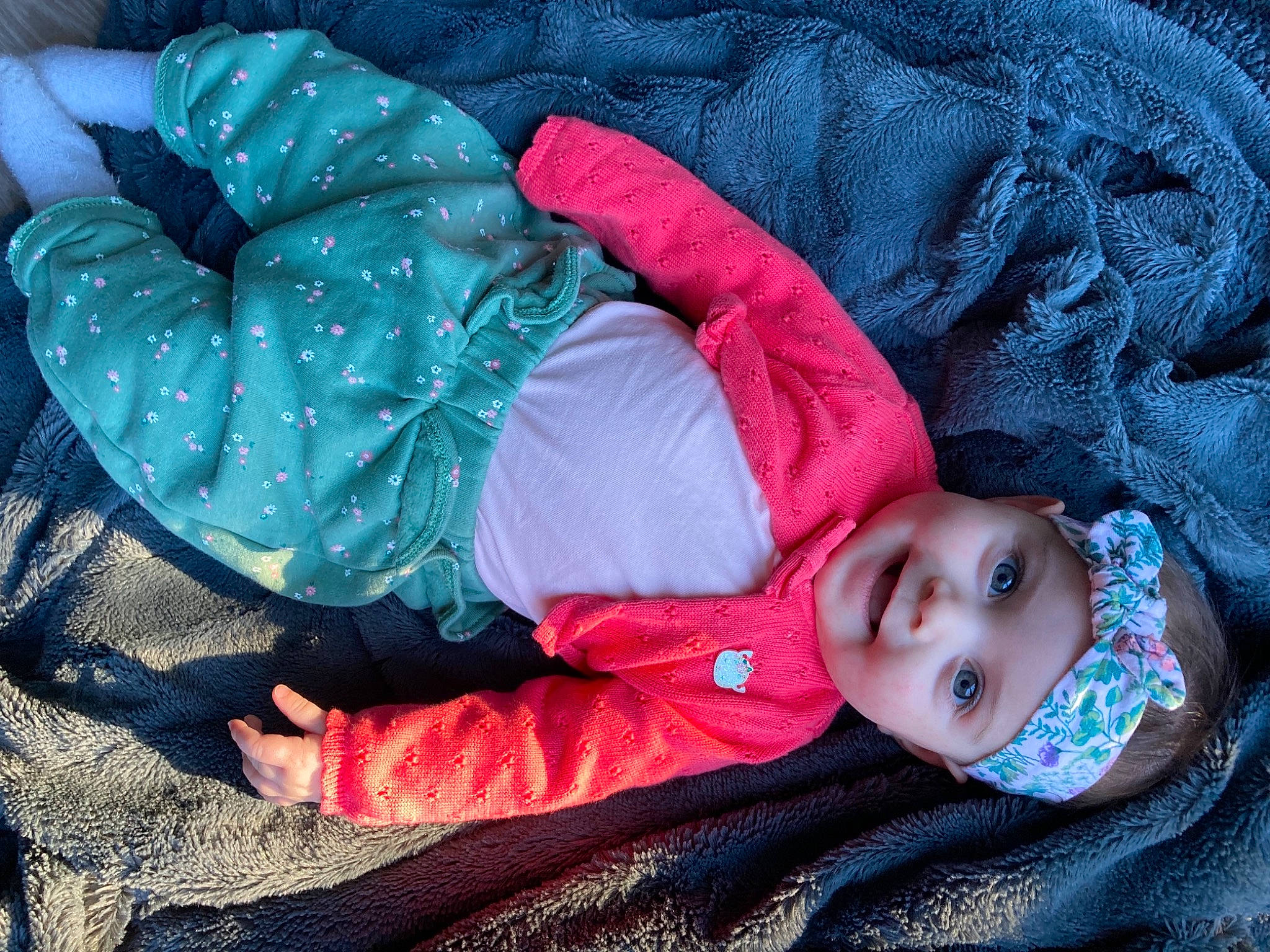 élyne participe au concours pour gagner de l'argent avec cette photo : azure, baby, baby_toddler_clothing, child, comfort, electric_blue, fashion_accessory, fur, grass, headwear, linens, magenta, outerwear, person, plastic_bag, sitting, sleeve, textile, tints_and_shades, toddler