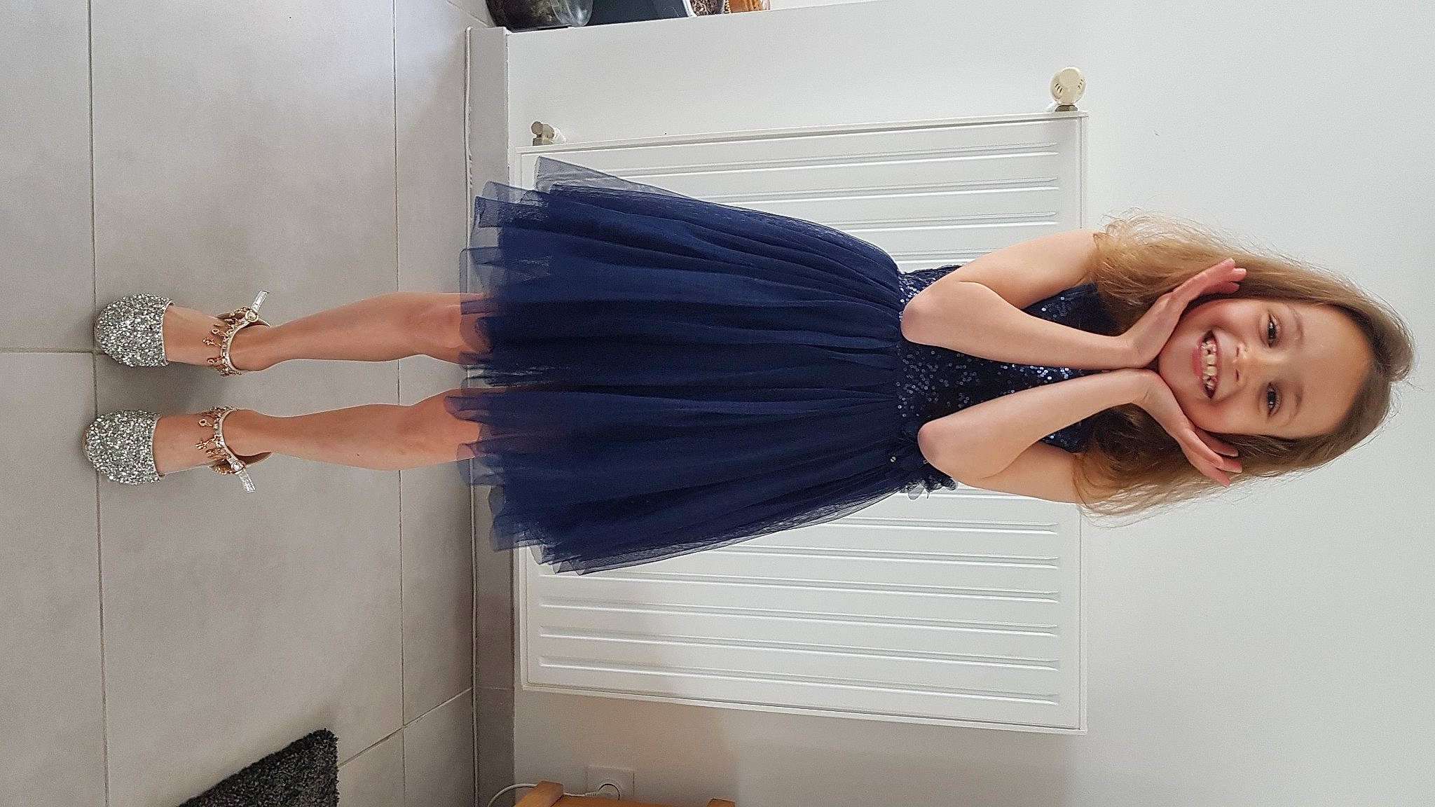 Norine a rejoint le concours — aidez-le/la à gagner de superbes lots ! arm, comfort, dress, elbow, flash_photography, gesture, hand, human_body, joint, joy, knee, leg, muscle, neck, one_piece_garment, person, shoulder, sleeve, standing, textile