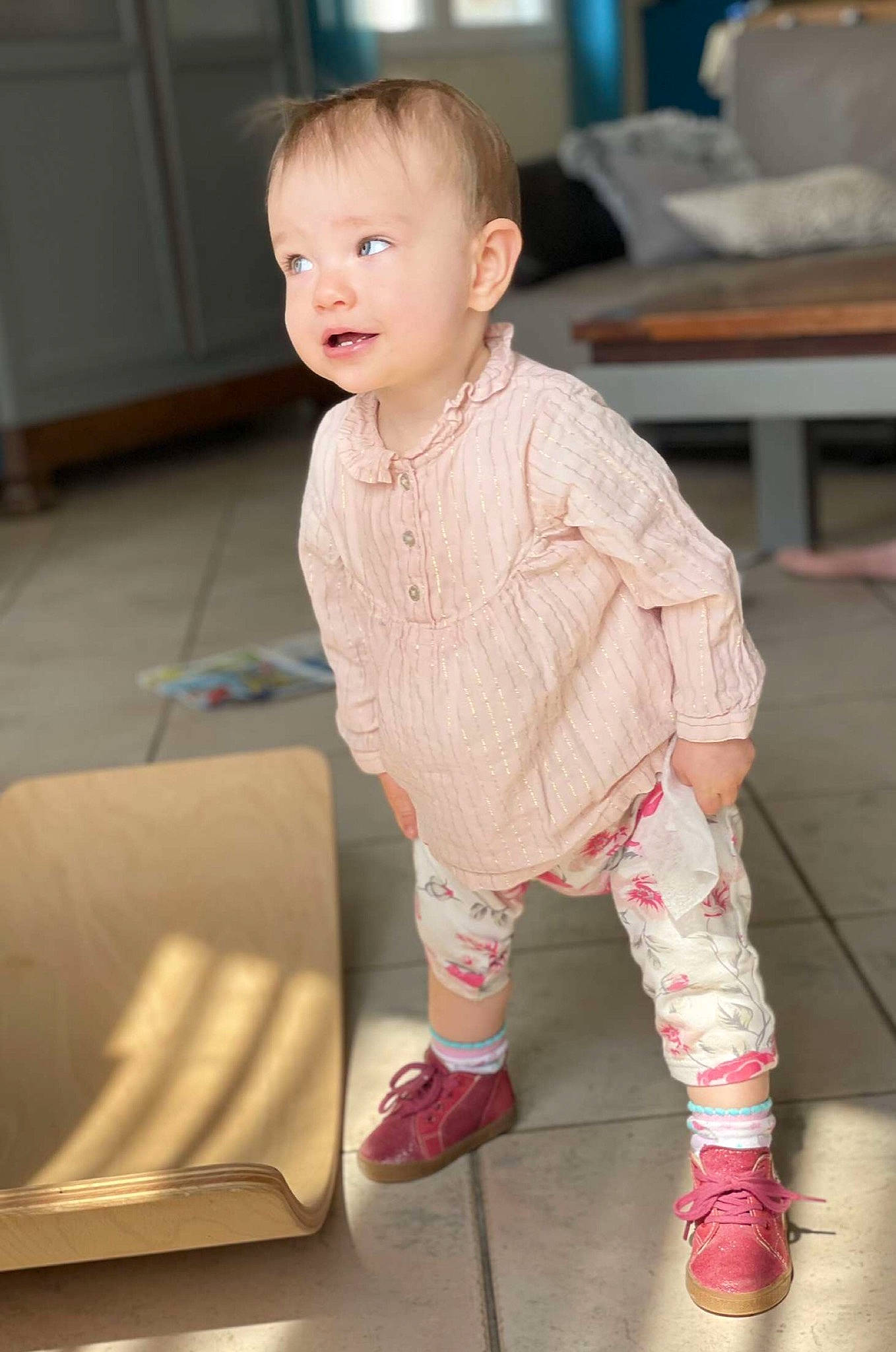 Eve a rejoint le concours — aidez-le/la à gagner de superbes lots ! baby, baby_toddler_clothing, beauty, chair, cheek, child, dress, eye, face, floor, flooring, joint, person, sitting, skin, sleeve, smile, sock, standing, toddler
