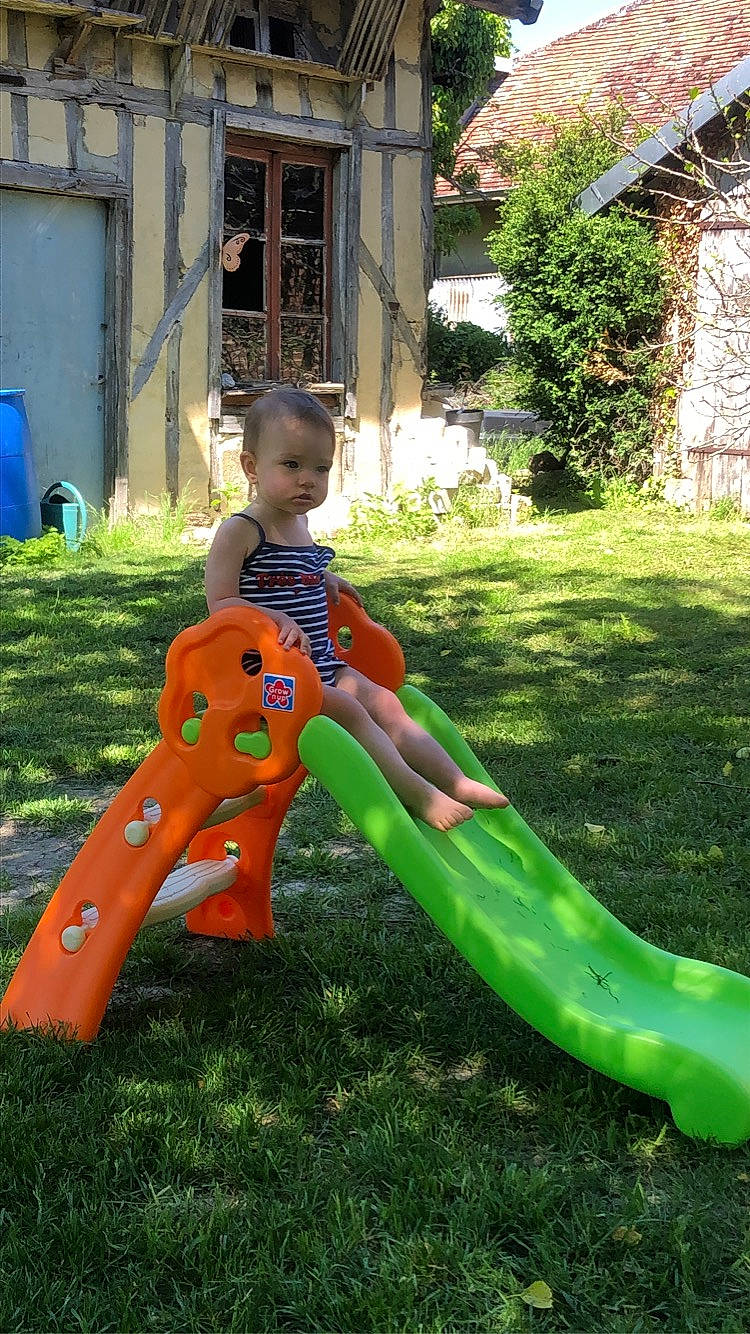 Eve participe au concours pour gagner de l'argent avec cette photo : chute, city, door, fun, games, garden, grass, green, landscaping, lawn, leaf, leisure, outdoor_play_equipment, people_in_nature, person, plant, playground, playground_slide, recreation, shrub