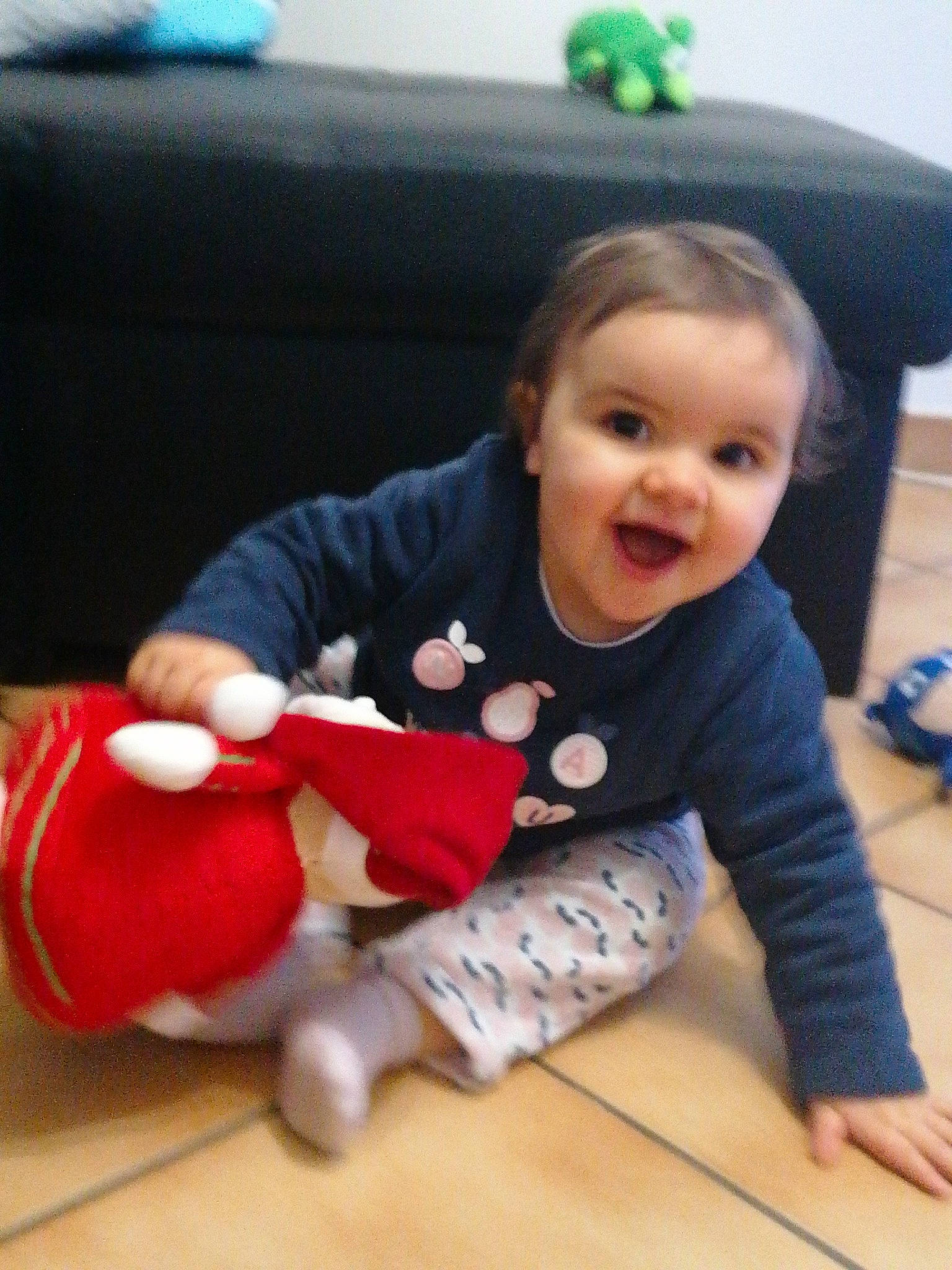 Arya participe au concours pour gagner de l'argent avec cette photo : baby, baby_playing_with_toys, baby_toddler_clothing, carmine, child, comfort, event, facial_expression, flooring, fun, happy, lap, person, sitting, skin, smile, sock, thumb, toddler, toy