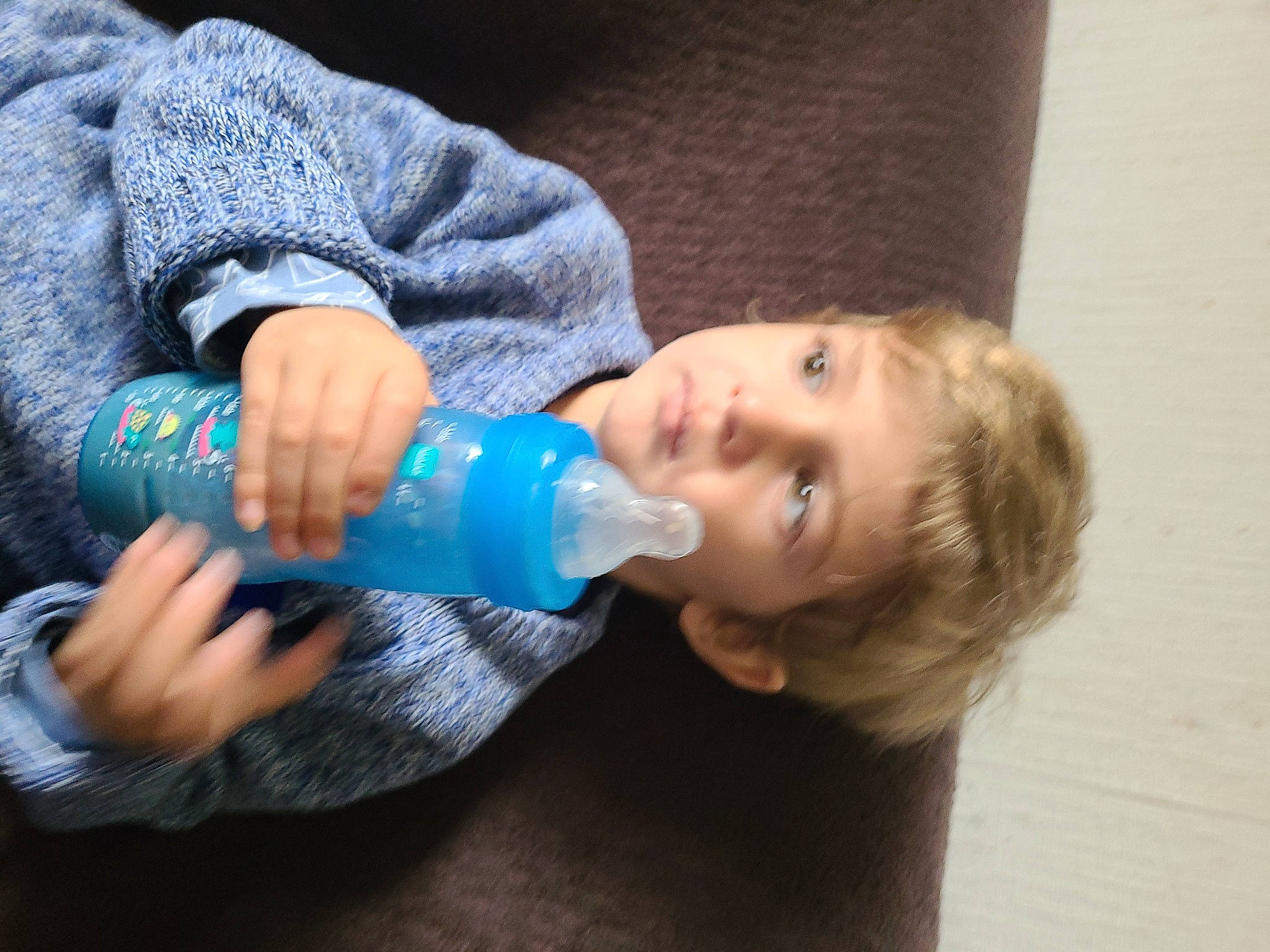 Enzo a rejoint le concours — aidez-le/la à gagner de superbes lots ! baby_products, bottle, bottle_cap, child, drink, drinking, drinking_water, drinkware, electric_blue, finger, fluid, hand, nail, person, plastic, plastic_bottle, skin, thumb, toddler, water